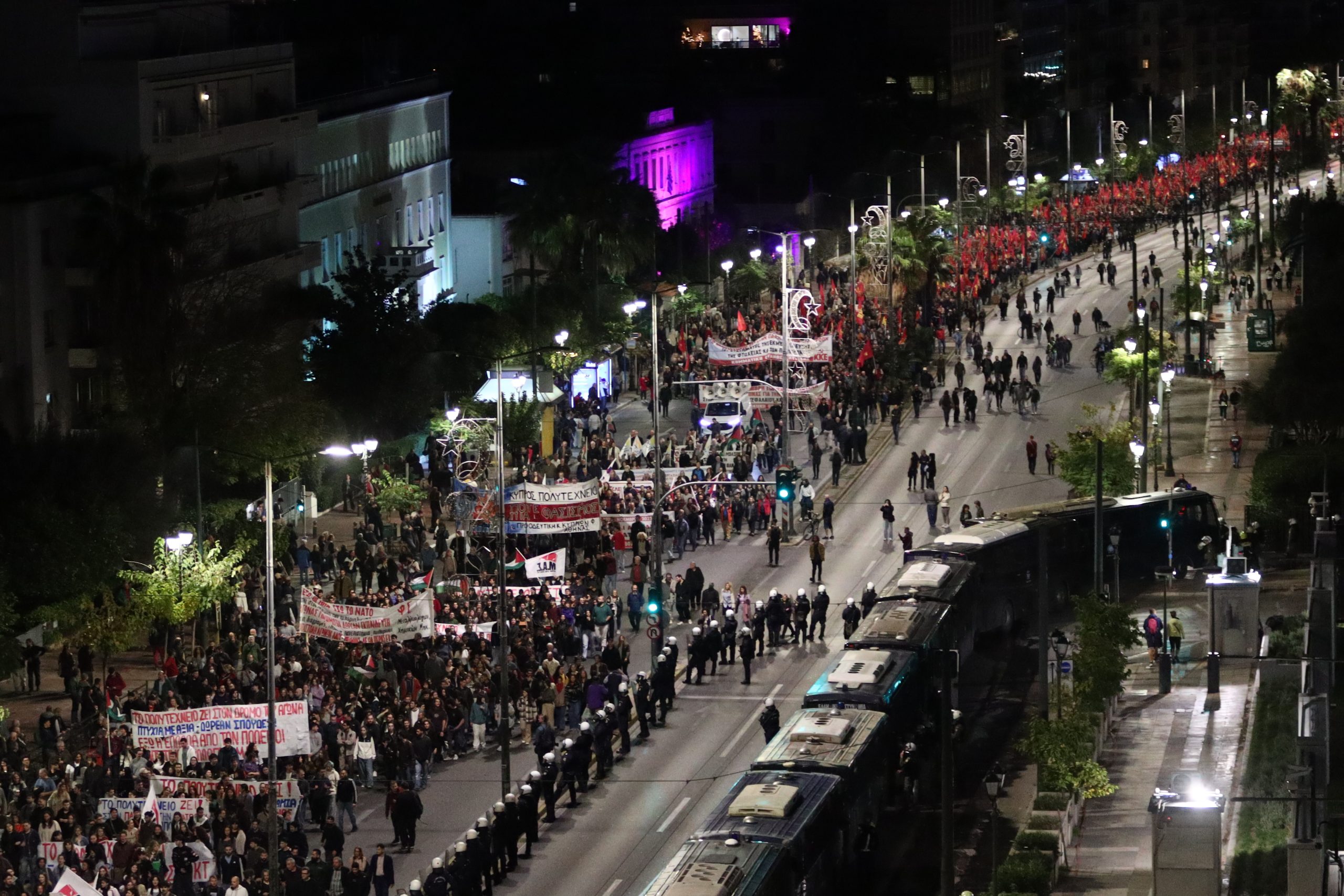 Πλήθος κόσμου στην πορεία για την 52η επέτειο της εξέγερσης του Πολυτεχνείου