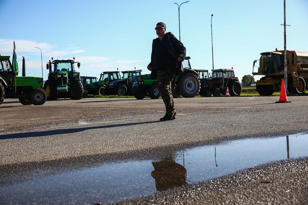 Ένταση στον Πλατύκαμπο: Τα ΜΑΤ έριξαν χημικά στους αγρότες σε πριν το μεγάλο μπλόκο στη Νίκαια