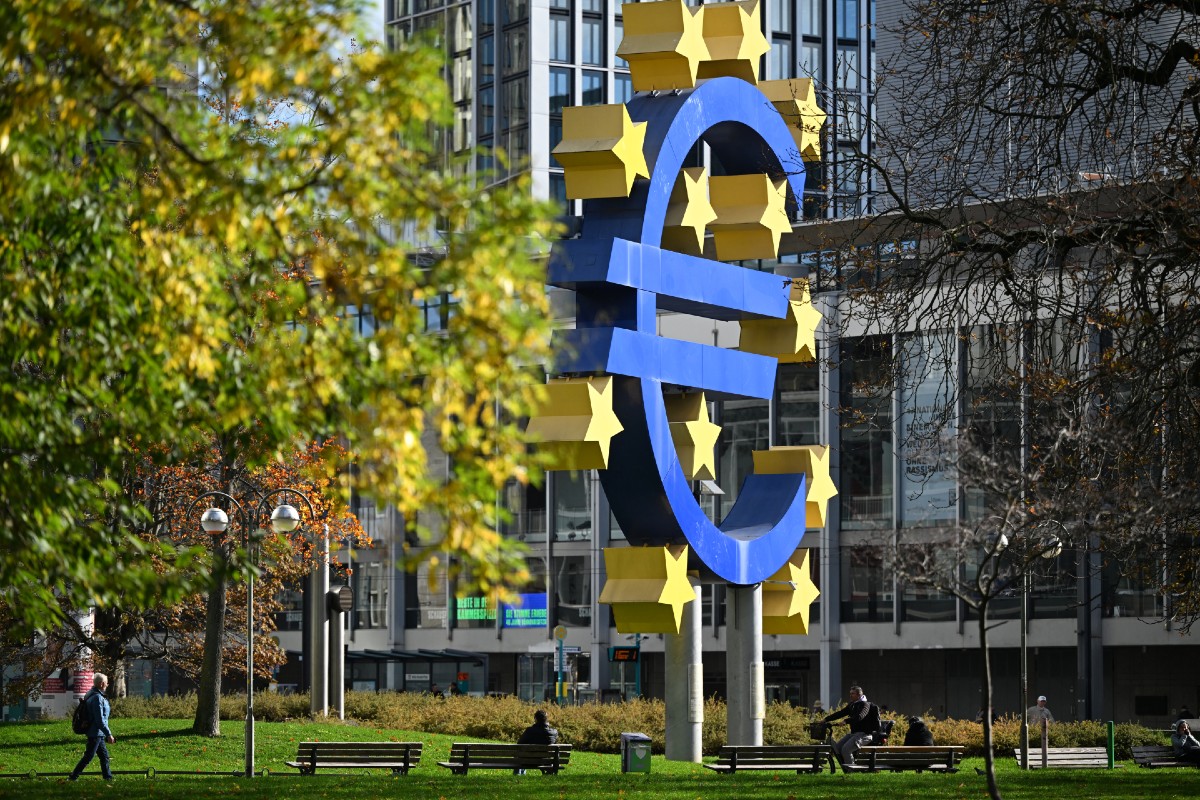 Πλησιάζει το τέλος της νομισματικής χαλάρωσης; Οι κεντρικές τράπεζες «φρενάρουν» τον κύκλο μειώσεων επιτοκίων