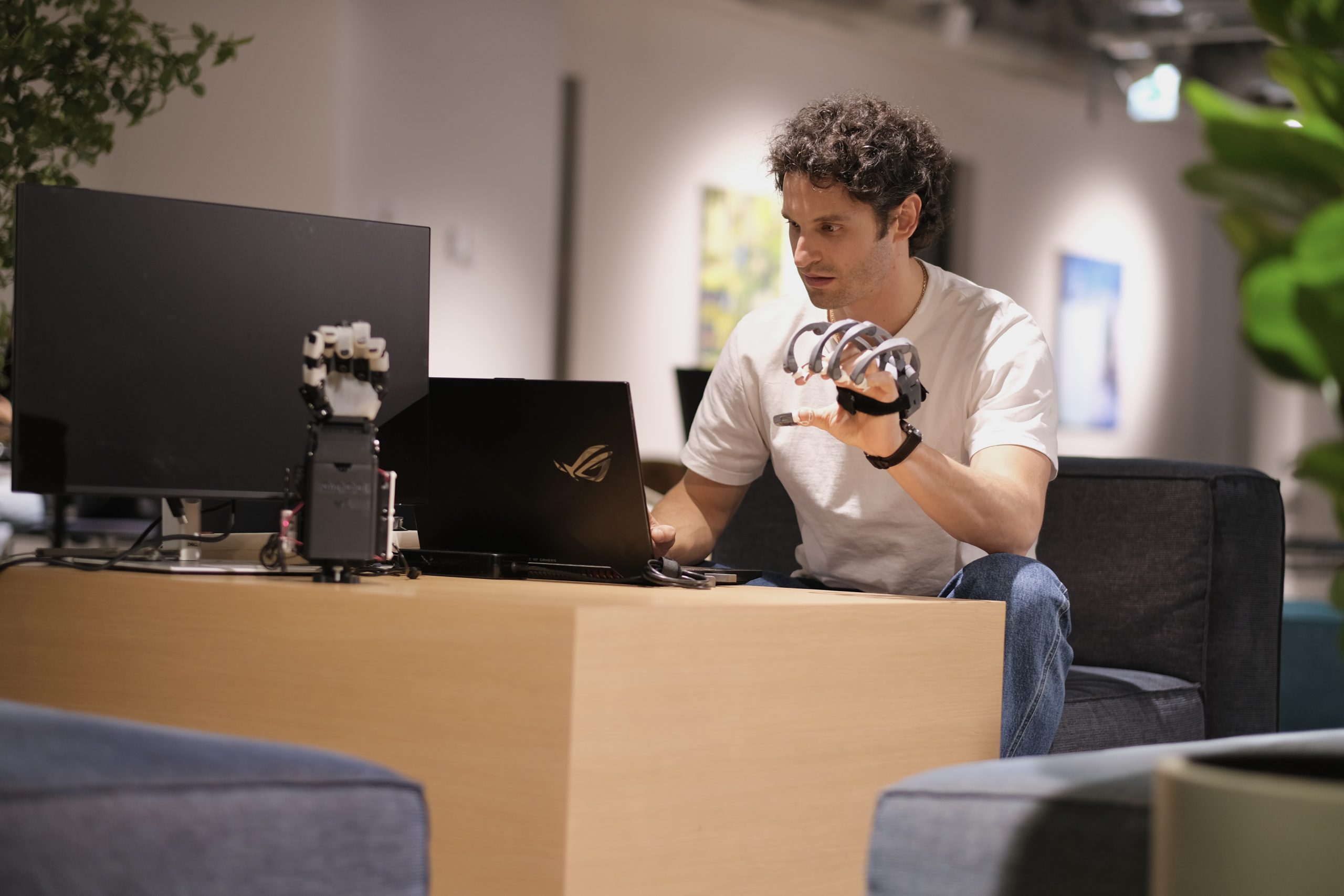 Βασιλαπόστολος Ουρανής (Haptikos): Έτσι λειτουργούν τα ρομποτικά γάντια που αναδημιουργούν την αίσθηση της αφής