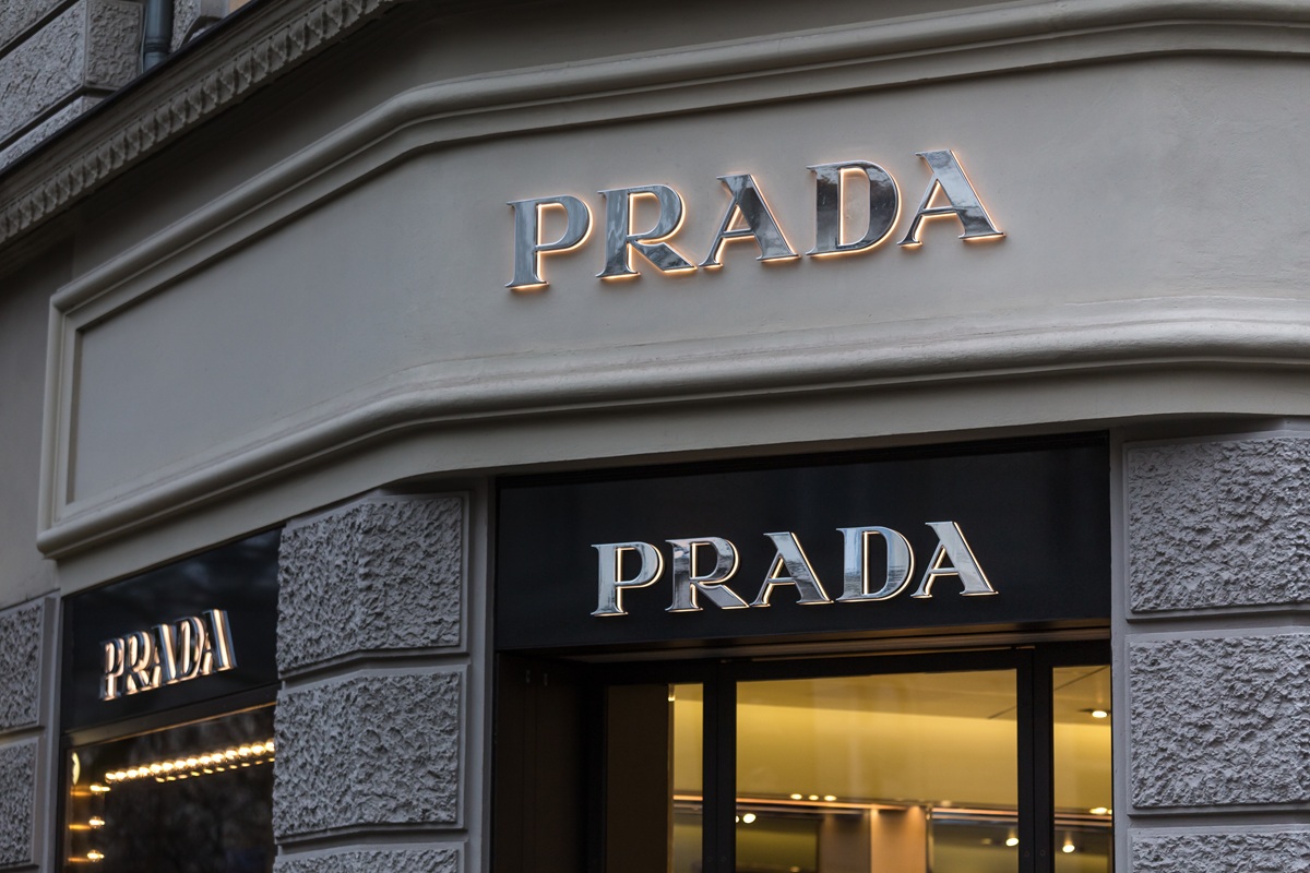Γιατί η μετοχή της Prada πέφτει 21,7% ενώ η εταιρεία ετοιμάζει το μεγαλύτερο βήμα της δεκαετίας