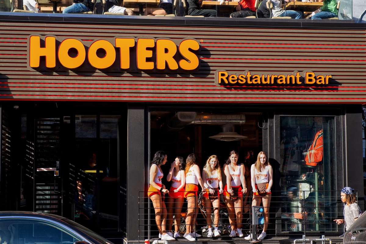 Η Hooters επιστρέφει: Νέα εποχή για το διάσημο brand μετά τη χρεοκοπία