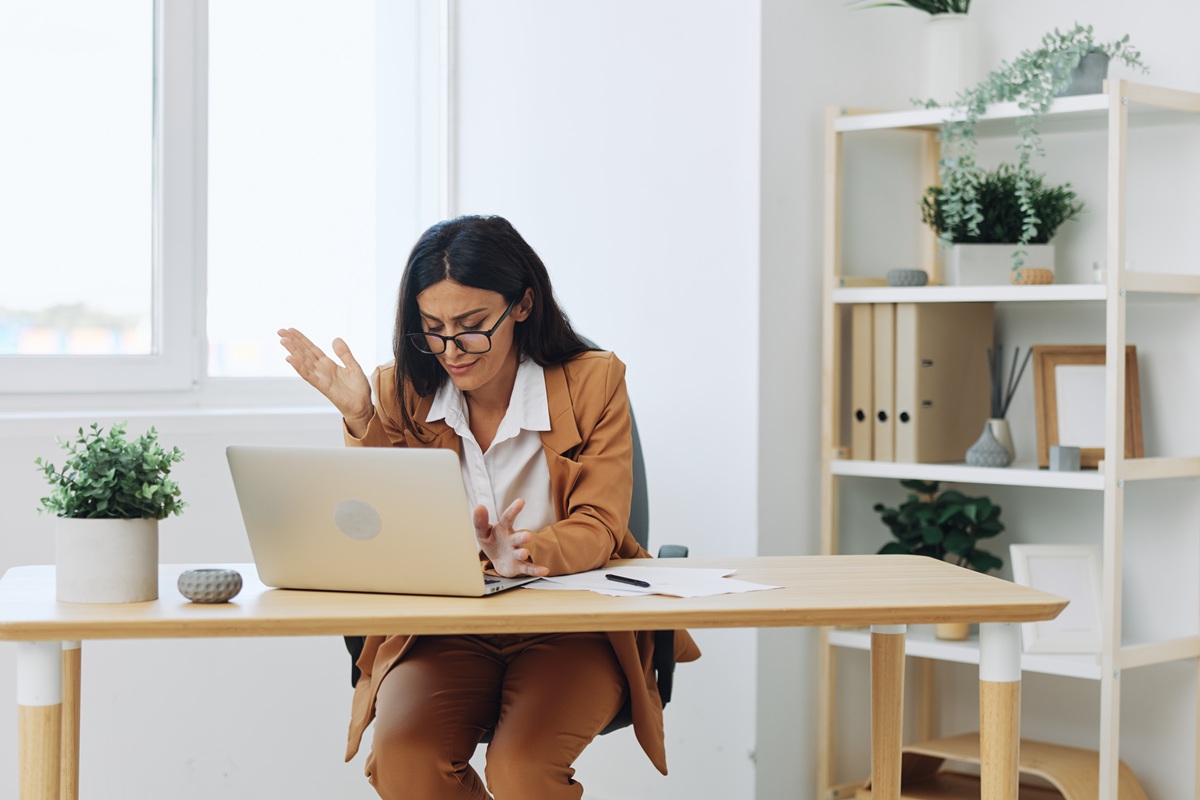 Οι 10 φράσεις-παγίδα στα εργασιακά emails που καταστρέφουν σχέσεις και ψυχική υγεία