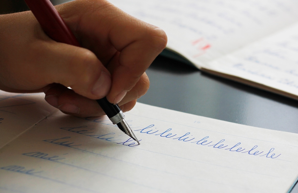 Τέλος τα laptops: Το χειρόγραφο επιστρέφει χάρη στην… AI