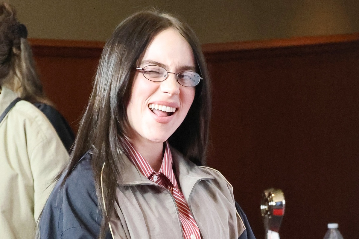 «f****ng pathetic p**sy b**ch coward»: Γιατί η Μπίλι Άιλις κατακεραυνώνει τον Έλον Μασκ