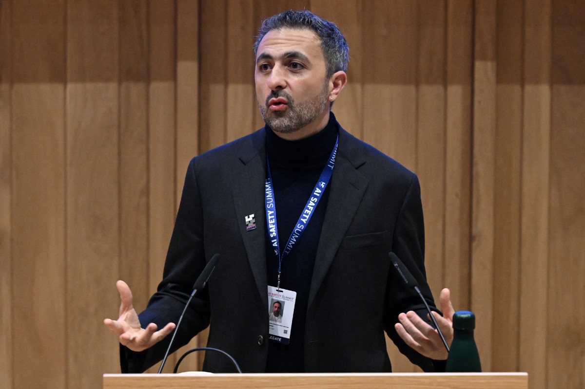 Ο CEO της Microsoft AI εξηγεί γιατί επιμένει στη φυσική παρουσία στο γραφείο