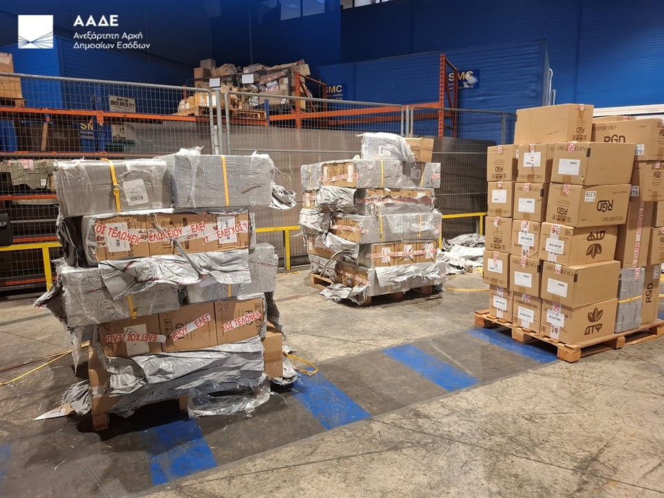 ΑΑΔΕ: Κατασχέθηκαν στο «Ελ. Βενιζέλος» 1,7 εκατομμύρια τσιγάρα από το Ντουμπάι