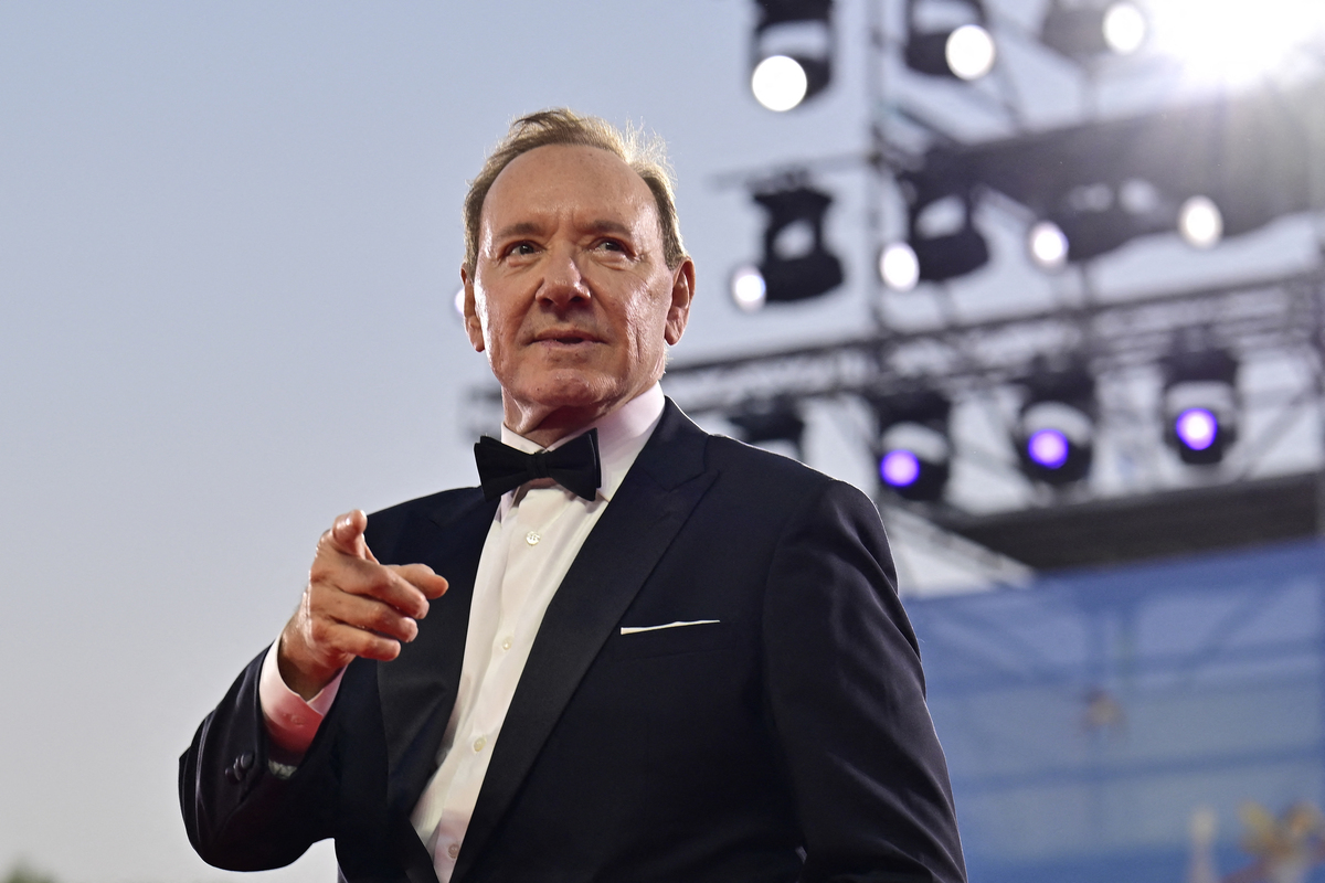 Ο Κέβιν Σπέισι επιστρέφει στην τηλεόραση με την ιταλική σειρά «Minimarket»