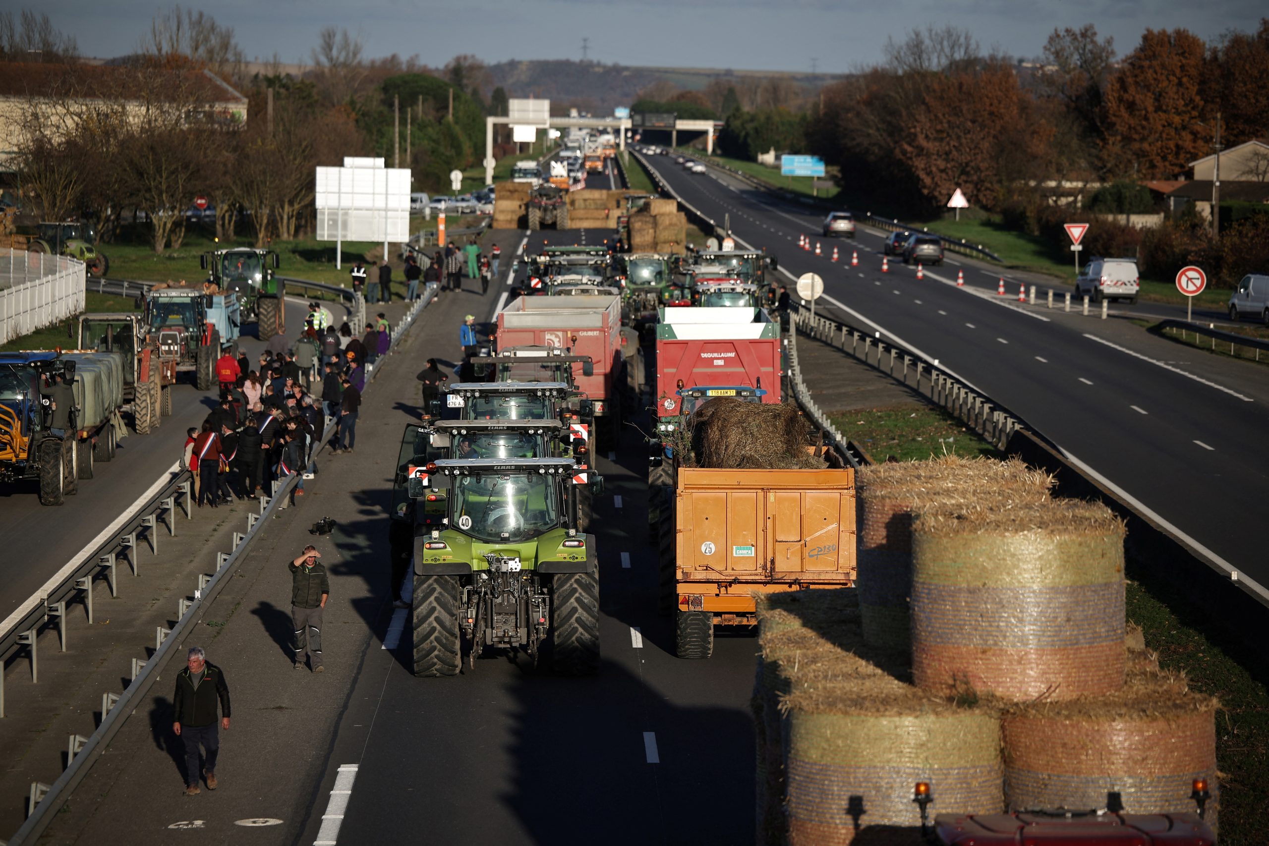 Στους δρόμους (και) οι Γάλλοι αγρότες – Μπλόκα και βίαιες συγκρούσεις