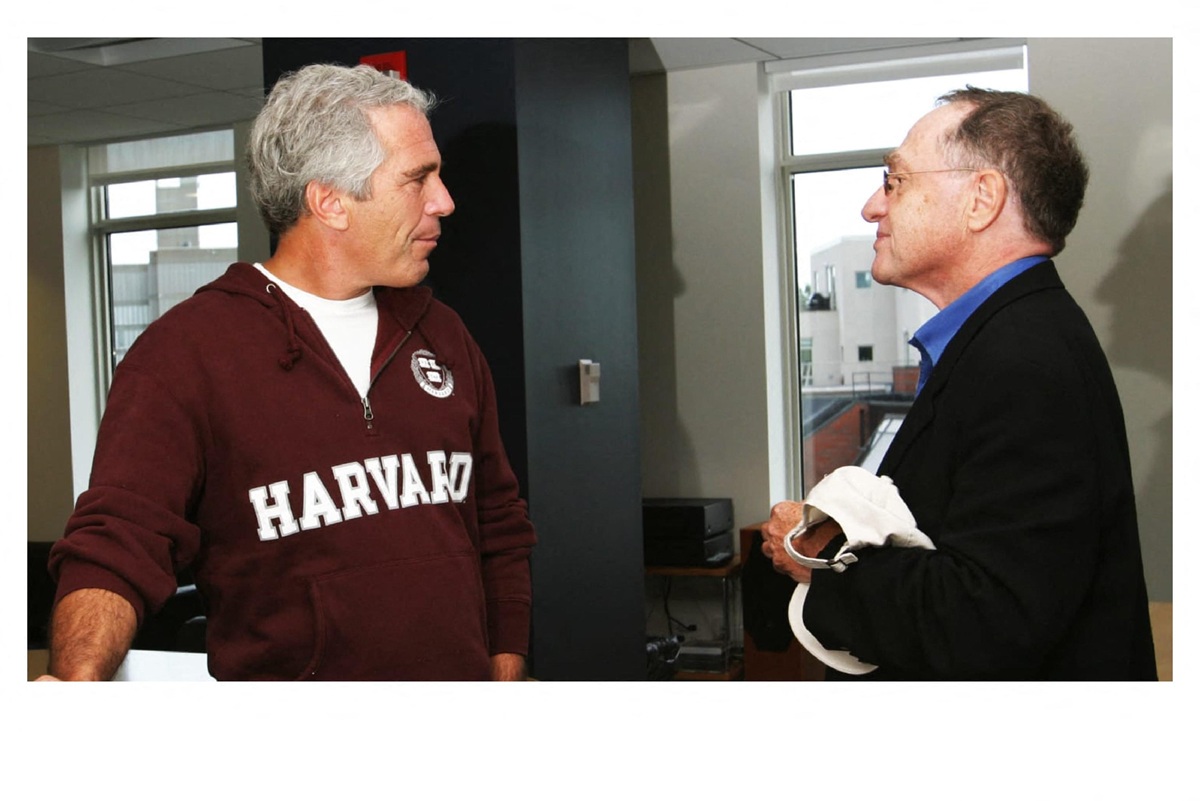 Υπόθεση Έπσταϊν: «Βροχή» αποκαλύψεων από τον Λευκό Οίκο – Εκατοντάδες χιλιάδες έγγραφα στη δημοσιότητα