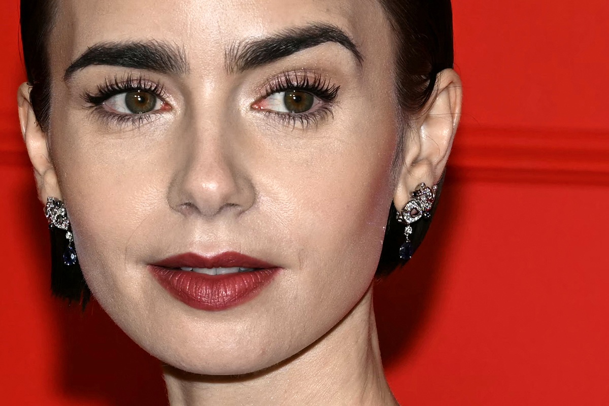 Emily in Paris: Η Λίλι Κόλινς γιορτάζει την πρωτιά στο Netflix με το αγαπημένο της look