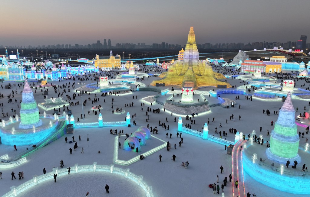 Χαρμπίν: Άνοιξε στην Κίνα το μεγαλύτερο θεματικό πάρκο πάγου του κόσμου