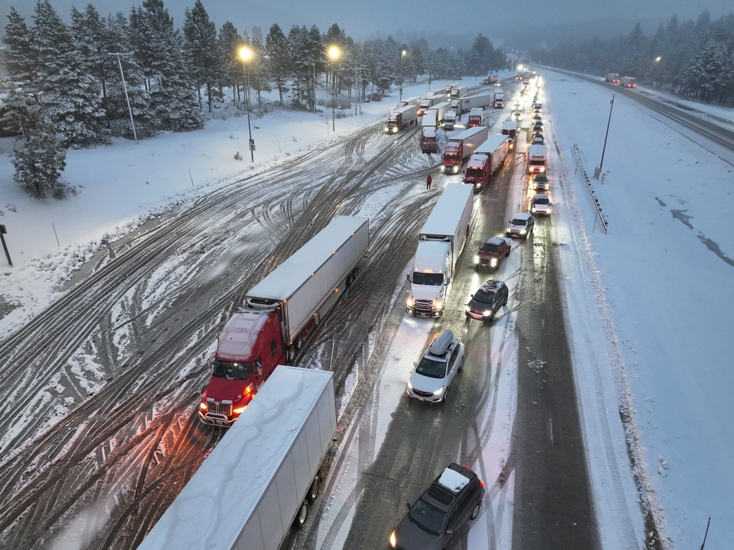 Παραλύουν οι ΗΠΑ από την κακοκαιρία: Χιλιάδες πτήσεις ματαιώθηκαν – 3 νεκροί στην Καλιφόρνια