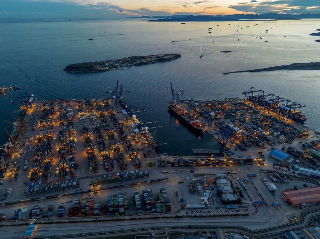 Κατάσχεση άνω του ενός τόνου κοκαΐνης στον Πειραιά – Σε εξέλιξη επιχείρηση της ΕΛ.ΑΣ.