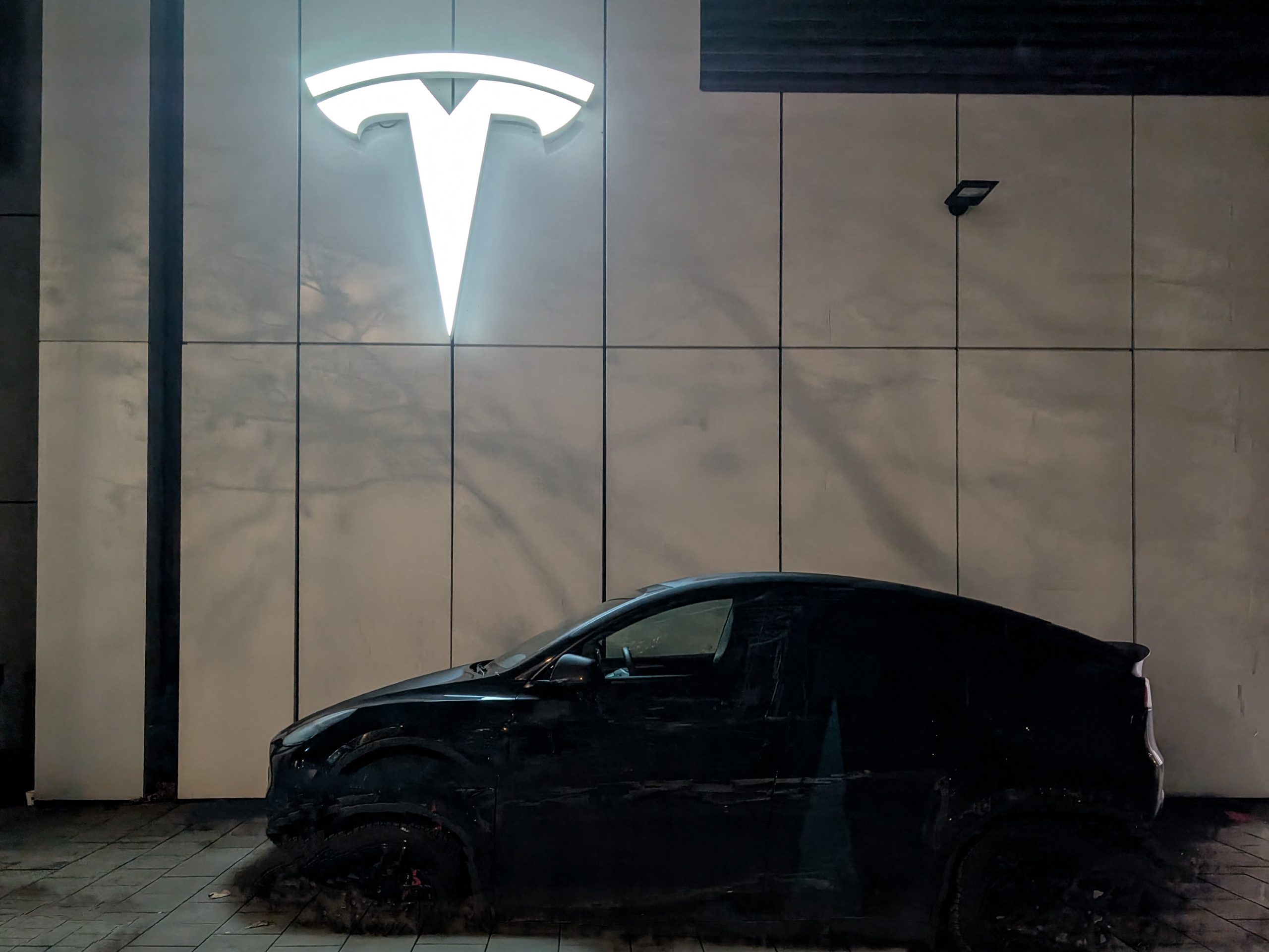 Το πρώτο ρομποταξί της Tesla χωρίς οδηγό έφτασε στους δρόμους του Ώστιν