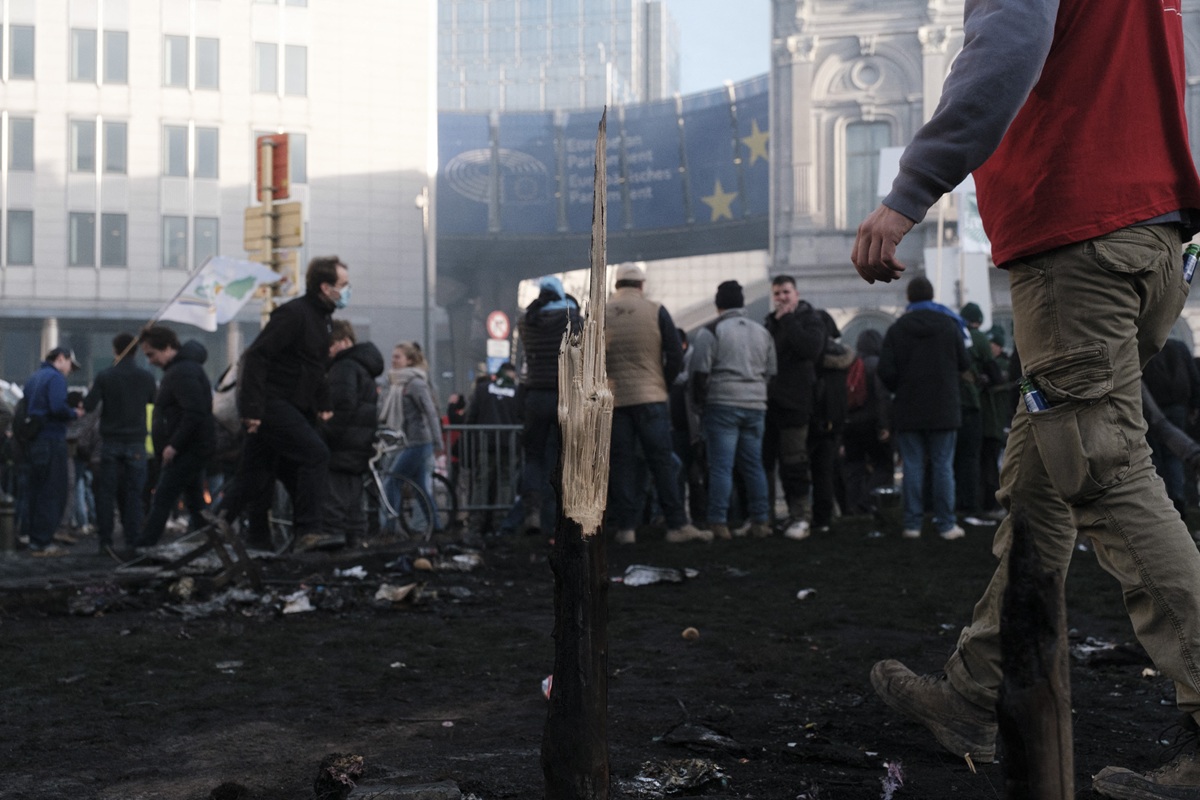 Βρυξέλλες: Επεισόδια με δακρυγόνα και 1.000 τρακτέρ έξω από το Ευρωκοινοβούλιο για τη συμφωνία Mercosur