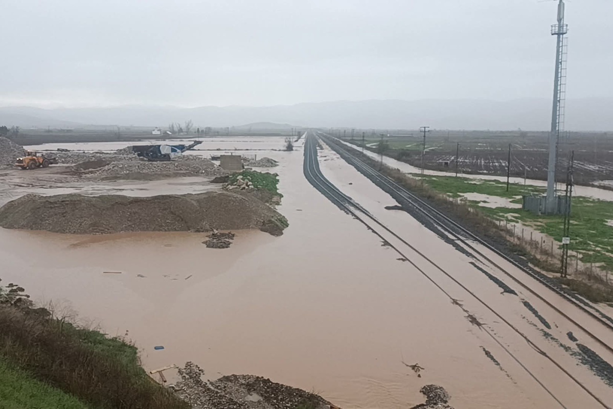 Πλημμύρες σε Δομοκό και Ενιπέα: Διακοπή σιδηροδρομικών δρομολογίων Αθήνα-Θεσσαλονίκη