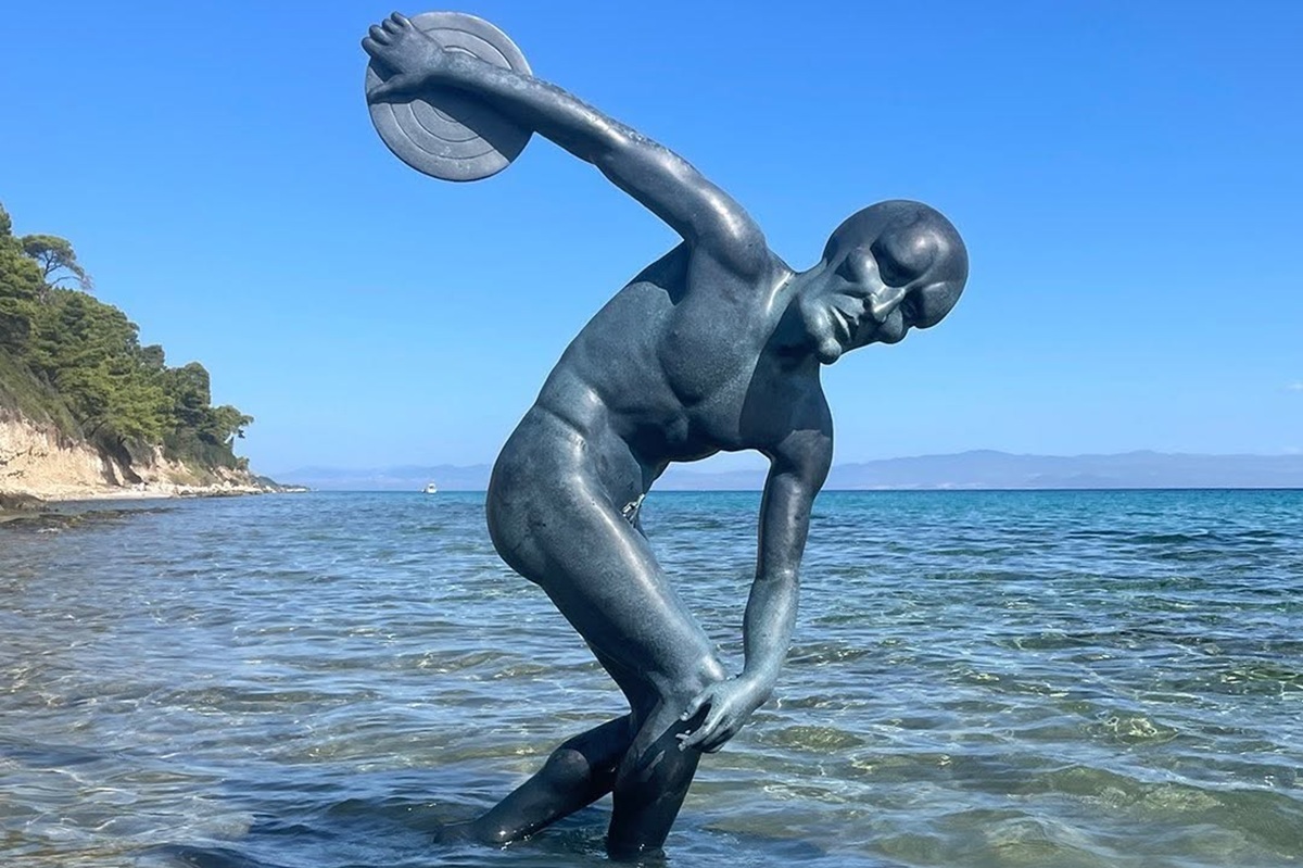 Γιατί ένας Αμερικανός καλλιτέχνης βύθισε άγαλμα αξίας 25.000 δολαρίων στη Χαλκιδική