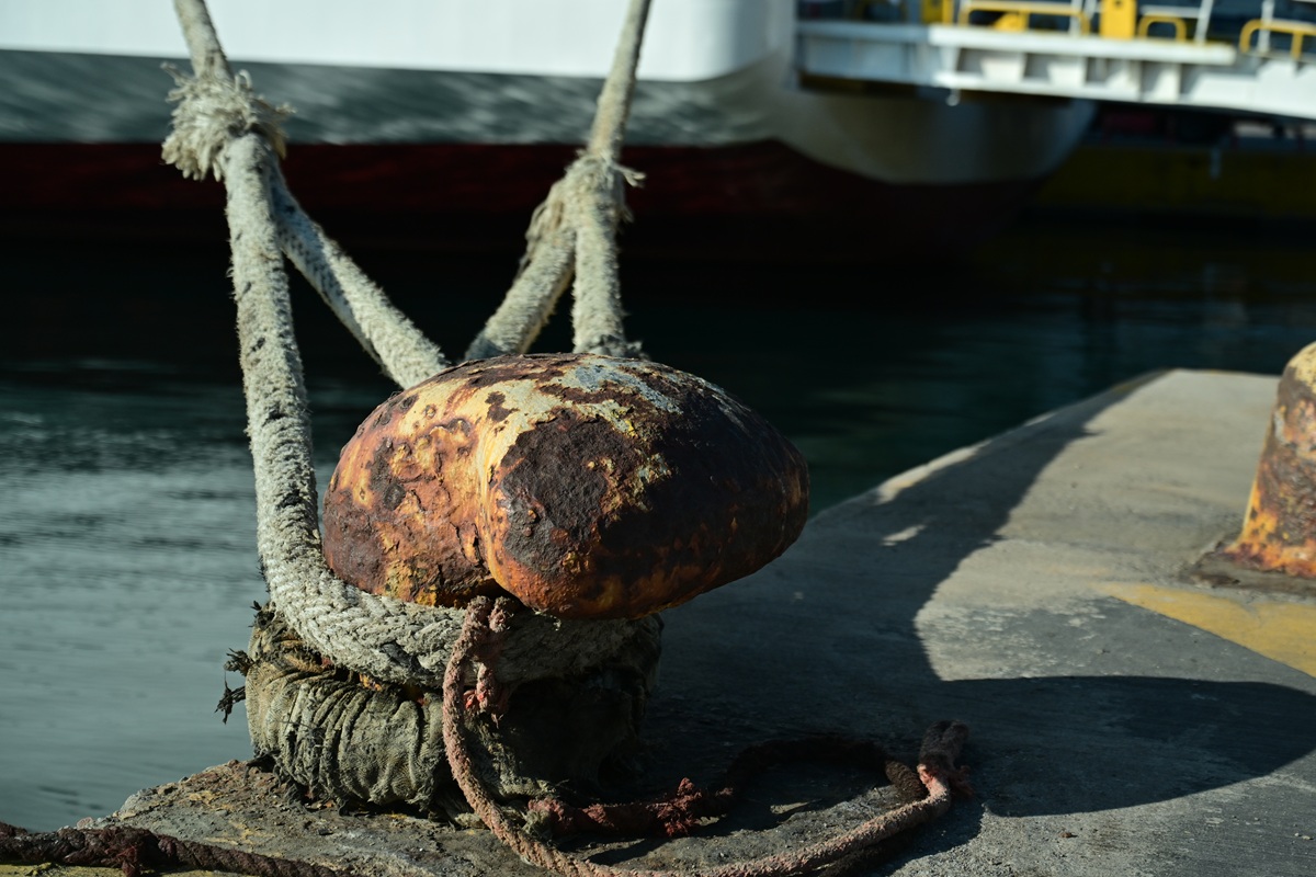 «Λουκέτο» στα ελληνικά λιμάνια: Τι ζητά η Διεθνής Ναυτική Ένωση για τις απεργίες στα ρυμουλκά