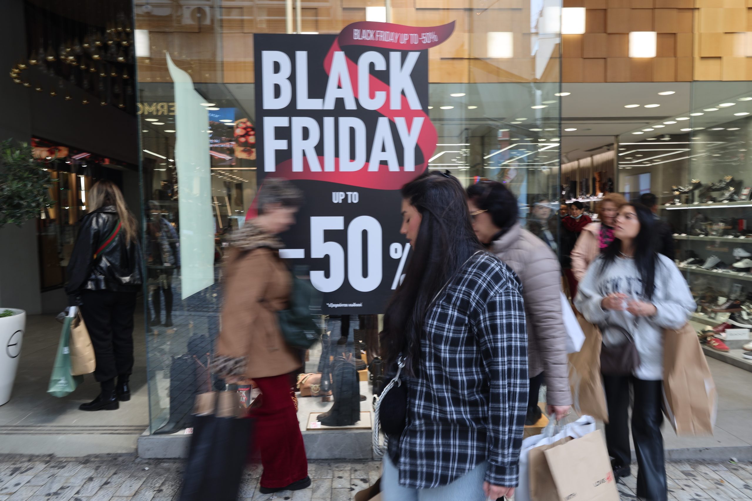 Έρευνα ΕΣΕΕ: Μέτρια ικανοποίηση από την «Black Friday» – Λιγότερες πωλήσεις στη λιανική φέτος