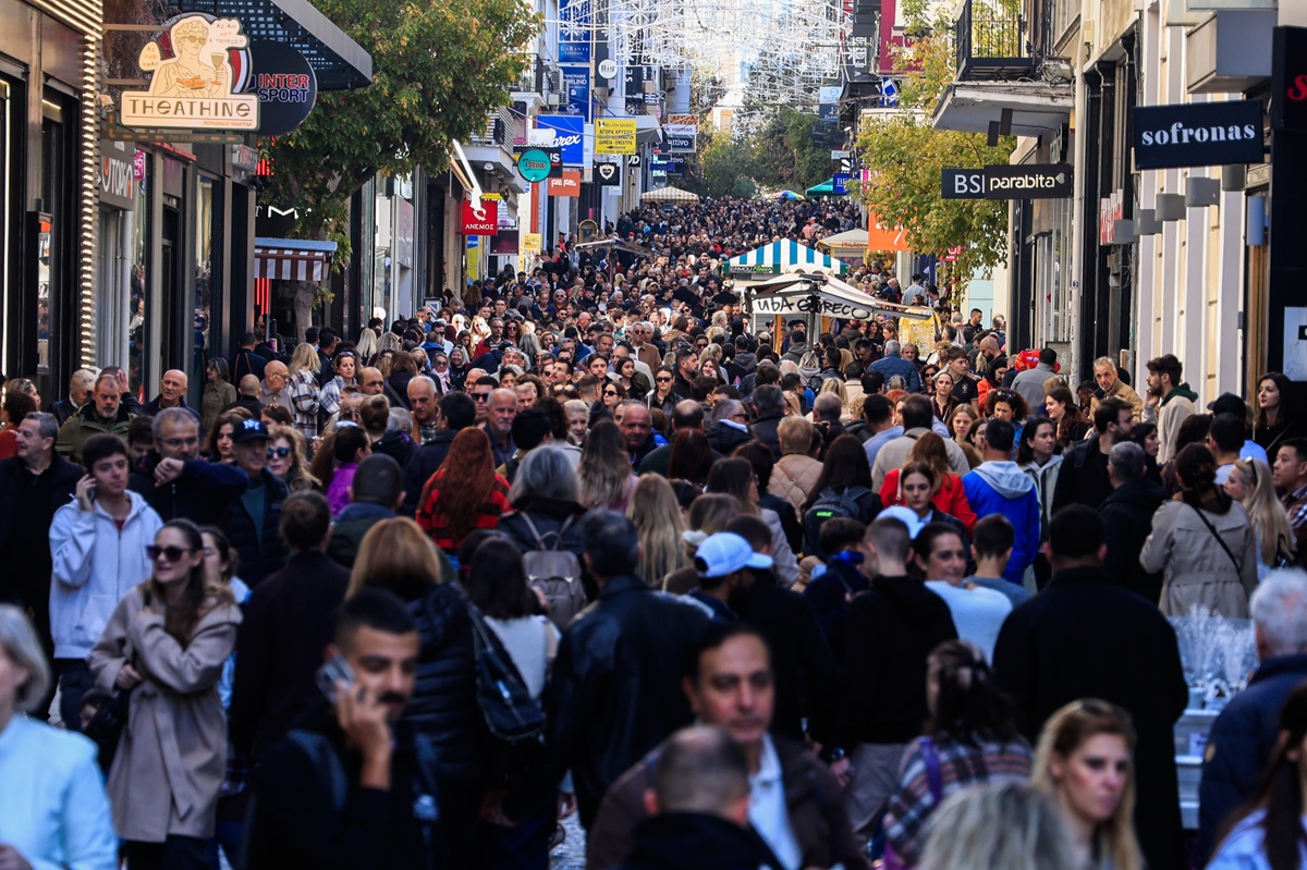 Σε εορταστικούς ρυθμούς η αγορά: Ανοιχτά τα καταστήματα και τις τρεις Κυριακές πριν τα Χριστούγεννα