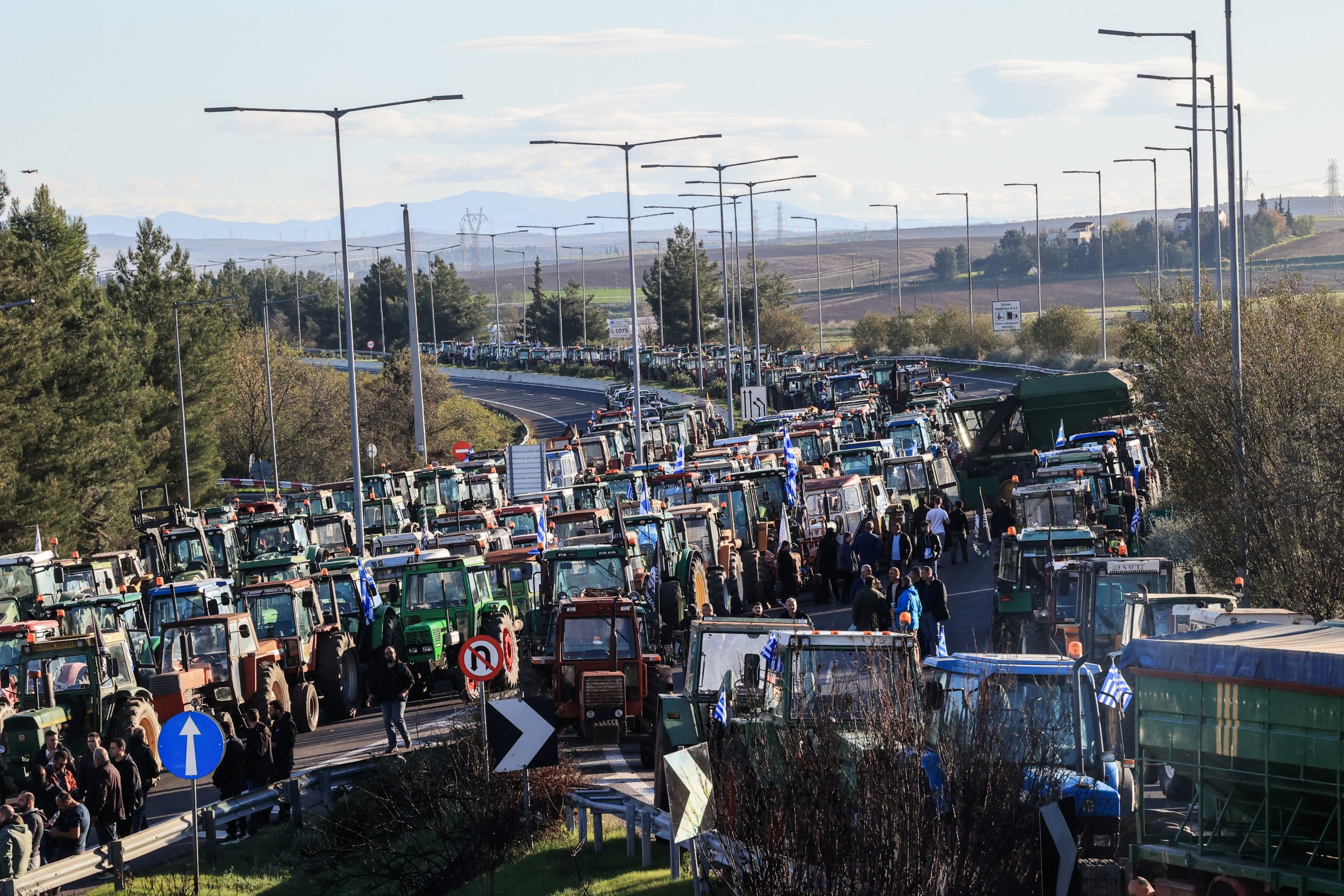 Αγροτικές κινητοποιήσεις: Η χώρα «κομμένη στα δύο» – Κλιμάκωση έως 5 Δεκεμβρίου