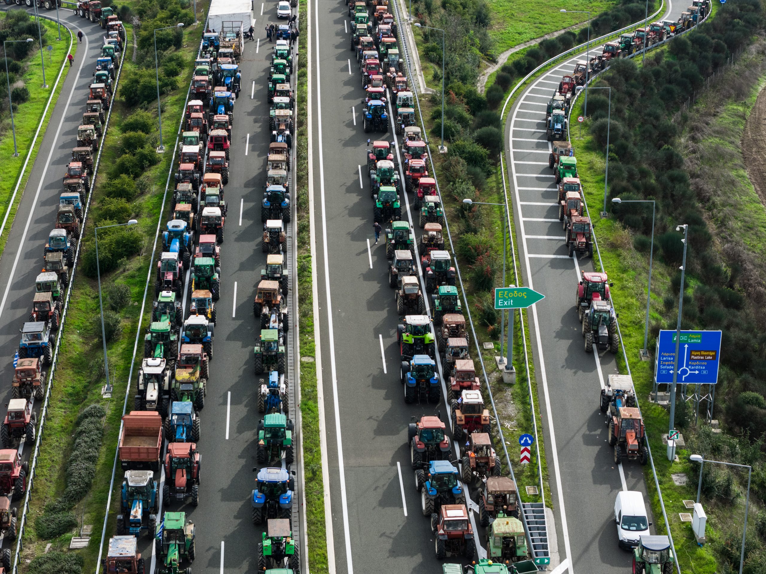 Κλιμακώνονται τις κινητοποιήσεις οι αγρότες: Κλειστοί δρόμοι, κόμβοι και τελωνεία από Θεσσαλία έως Έβρο