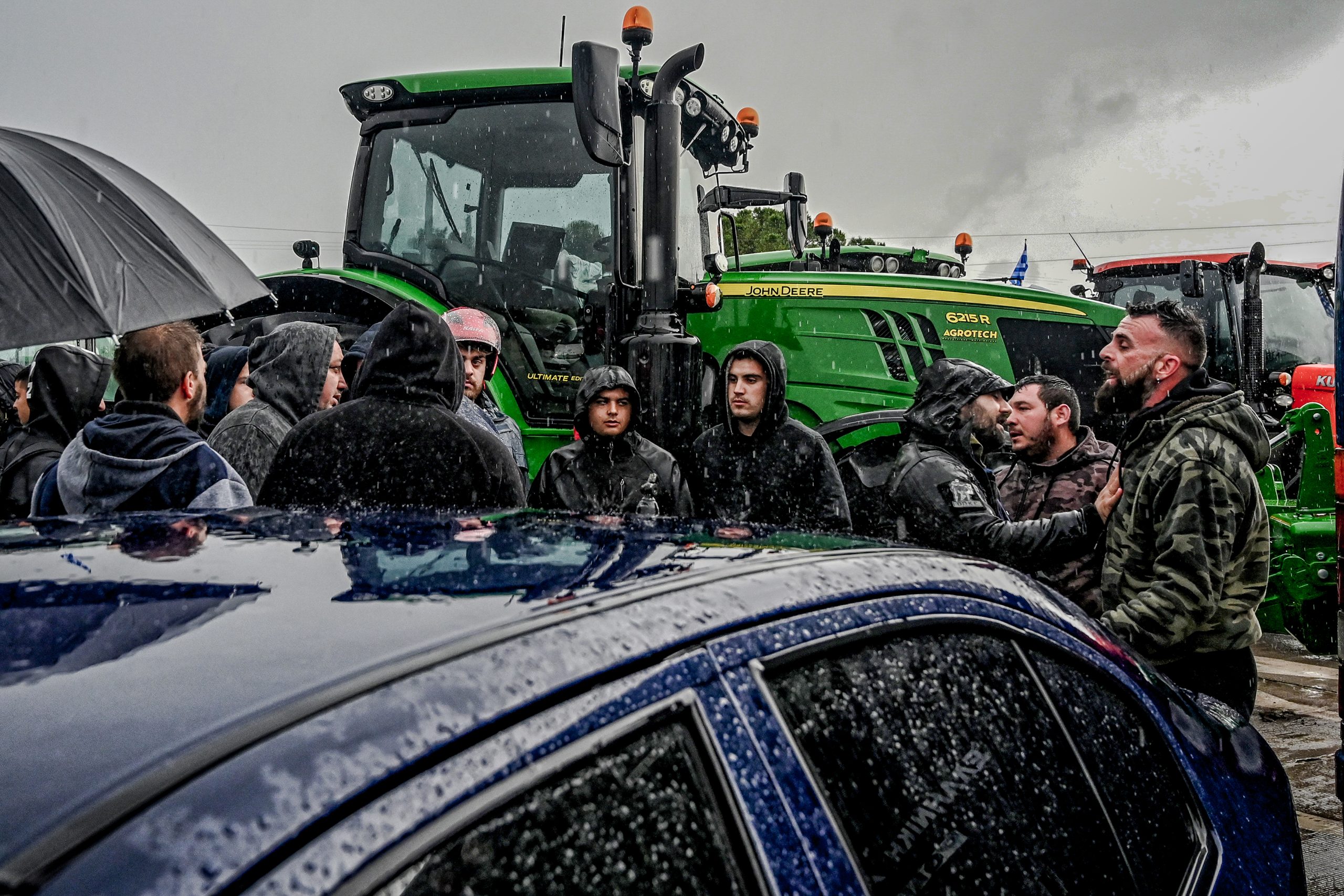 Αμετακίνητοι οι αγρότες: Χιλιάδες τρακτέρ στα μπλόκα σε όλη την Ελλάδα και νέοι αποκλεισμοί