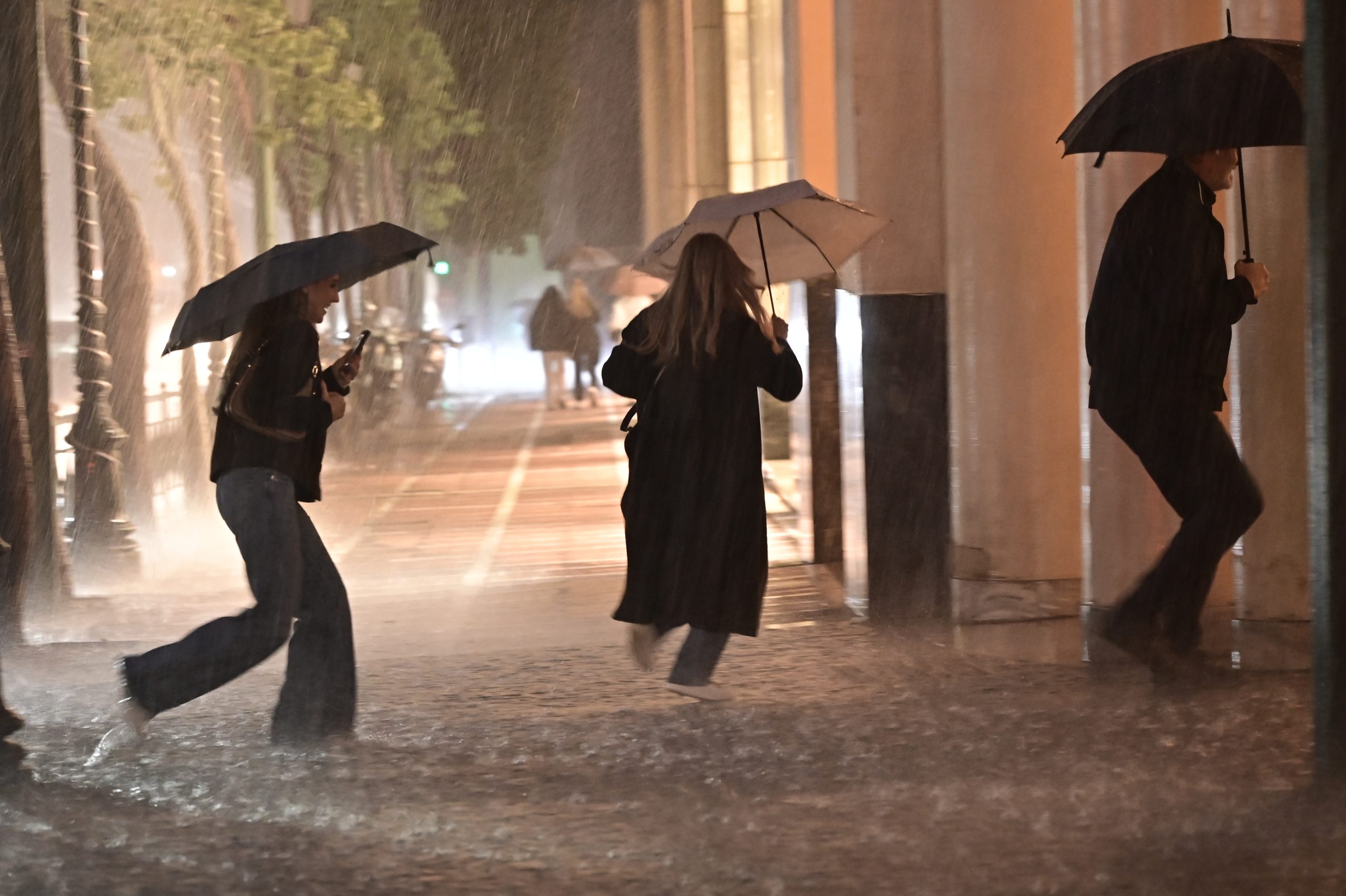 Σαρώνει τη χώρα η κακοκαιρία Byron: Μηνύματα 112 – Κλειστά σχολεία την Παρασκευή σε Αττική και 11 Δήμους