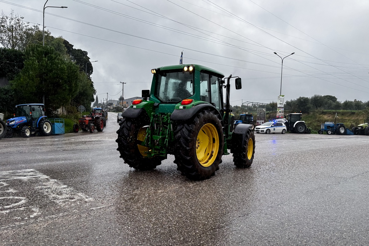 Αγρότες: Συνεχίζονται τα μπλόκα σε Καρδίτσα και Τρίκαλα – Η κυβέρνηση υπόσχεται πληρωμές χωρίς «να κοπεί η χώρα στα δύο»