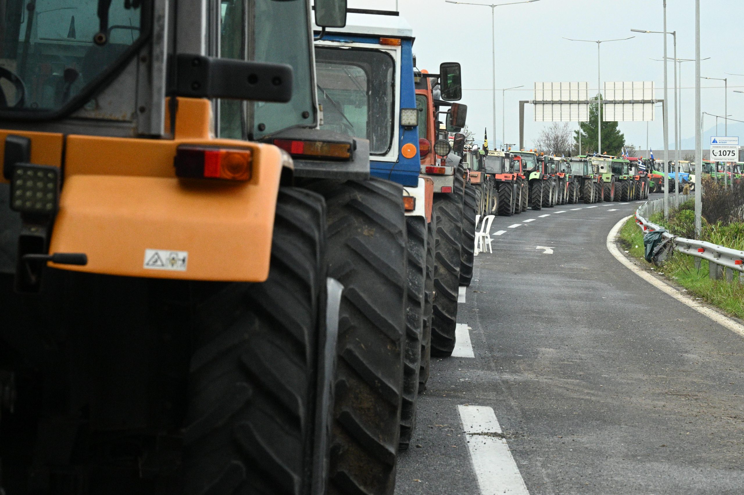 Αγροτικές κινητοποιήσεις: Δεκάδες μπλόκα σε όλη τη χώρα – Αυξάνεται η πίεση προς την κυβέρνηση