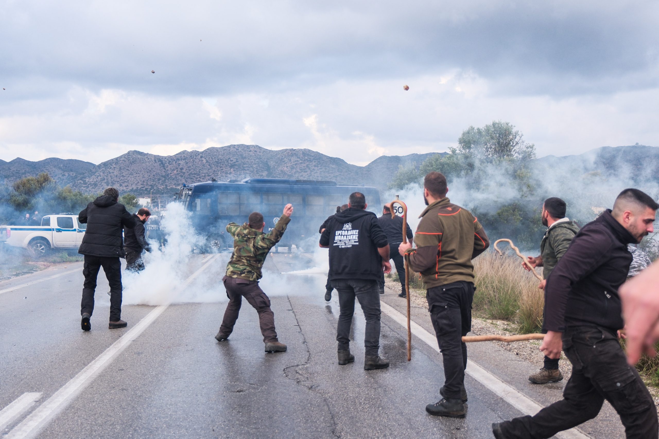 Αγρότες: Πετροπόλεμος και χημικά στην Κρήτη – Κατηγορίες για κακουργήματα