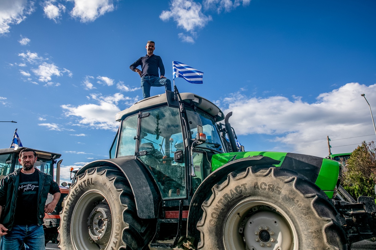 «Απόβαση» αγροτών στο λιμάνι Θεσσαλονίκης – Παραμένουν τα μπλόκα στη Θεσσαλία