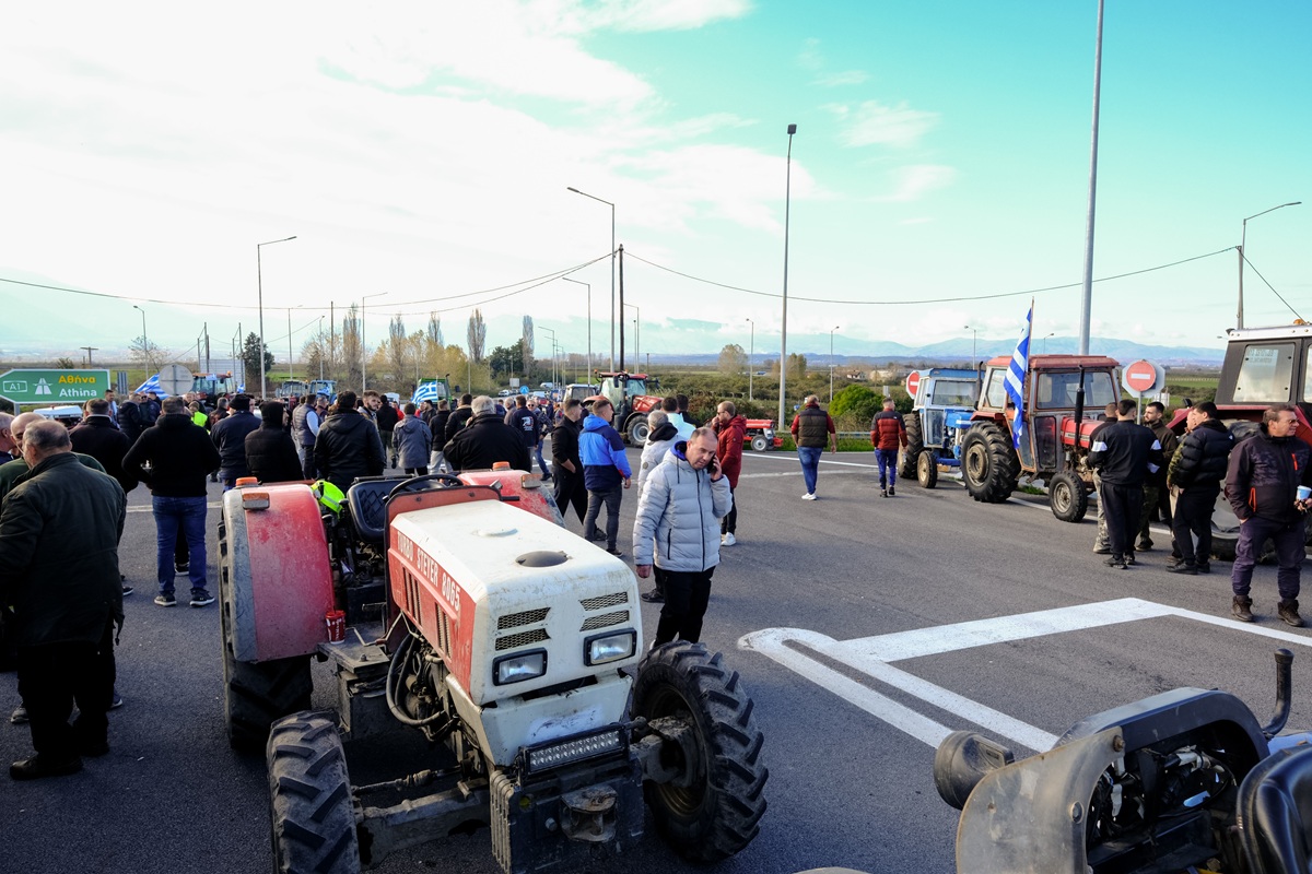 Κλιμακώνονται τα μπλόκα: Αγρότες και κτηνοτρόφοι παραμένουν στους δρόμους