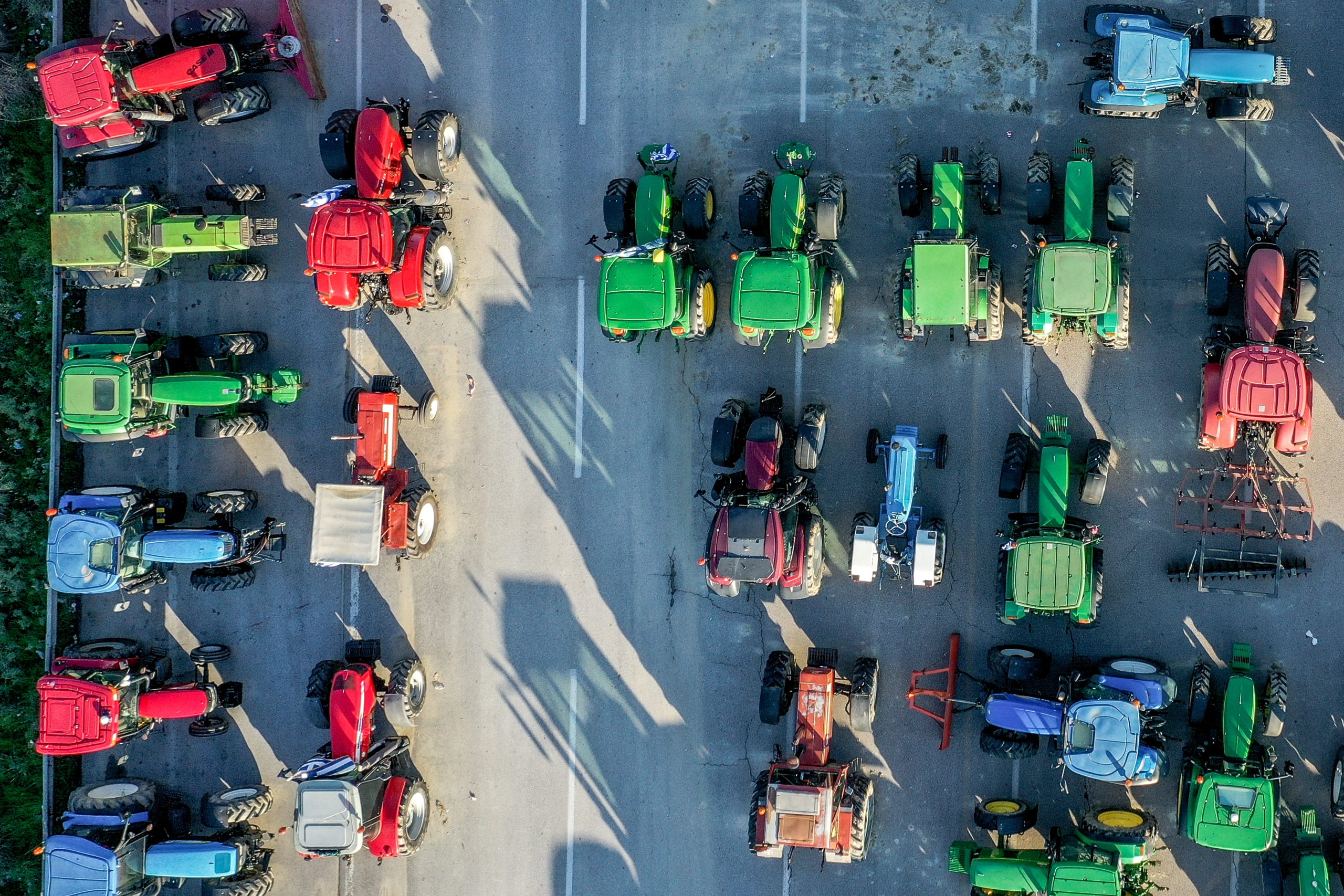 Αγροτικά μπλόκα: Το ρίσκο της παράτασης για τρόφιμα, εμπόριο, εξαγωγές και τουρισμό