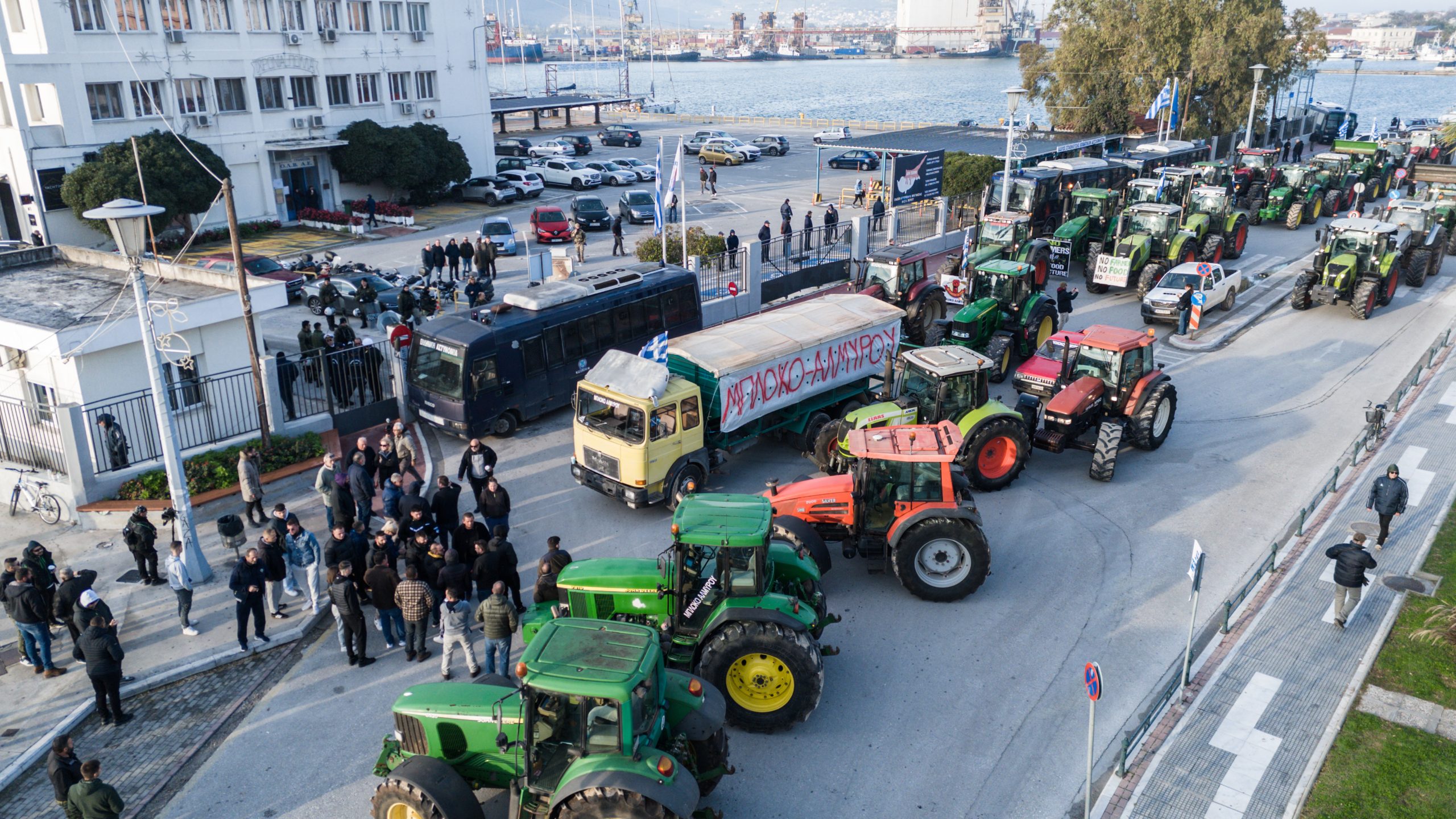 Αποχώρησαν από το λιμάνι του Βόλου οι αγρότες – Σύσκεψη στο Μαξίμου για τις πληρωμές
