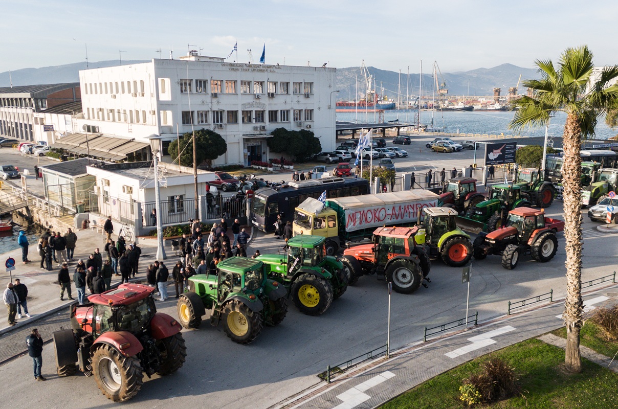 Σε διπλό αποκλεισμό το λιμάνι του Βόλου από αγρότες και αλιείς – Ισχυρή παρουσία των ΜΑΤ