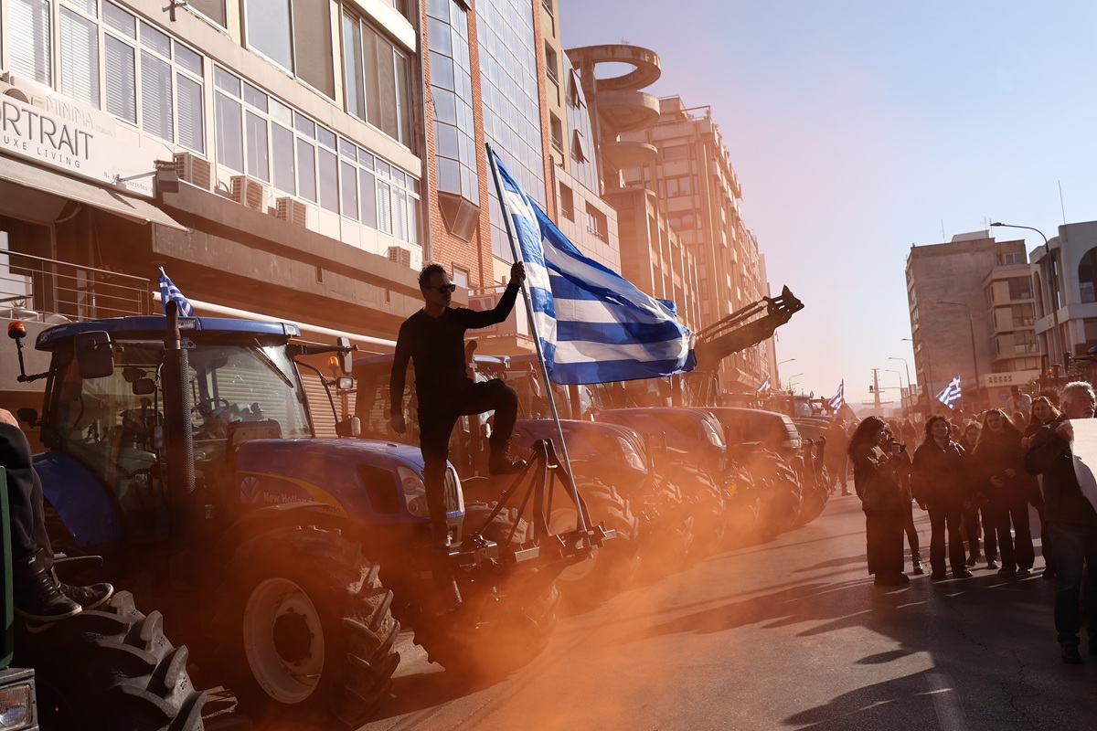 Μπήκαν με τα τρακτέρ οι αγρότες στο λιμάνι Θεσσαλονίκης – Πάνω από 100 μπλόκα σε όλη τη χώρα