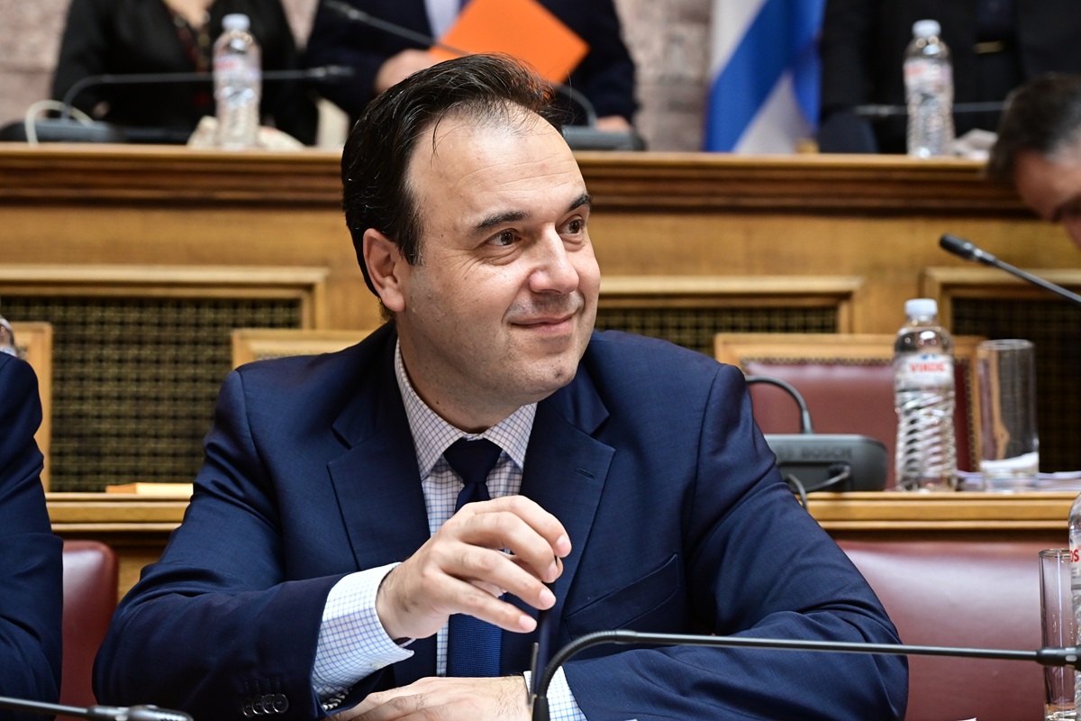 Υπουργείο Ψηφιακής Διακυβέρνησης: Προγράμματα 70 εκατ. ευρώ για κατάρτιση 60.000 εργαζομένων σε AI και κυβερνοασφάλεια