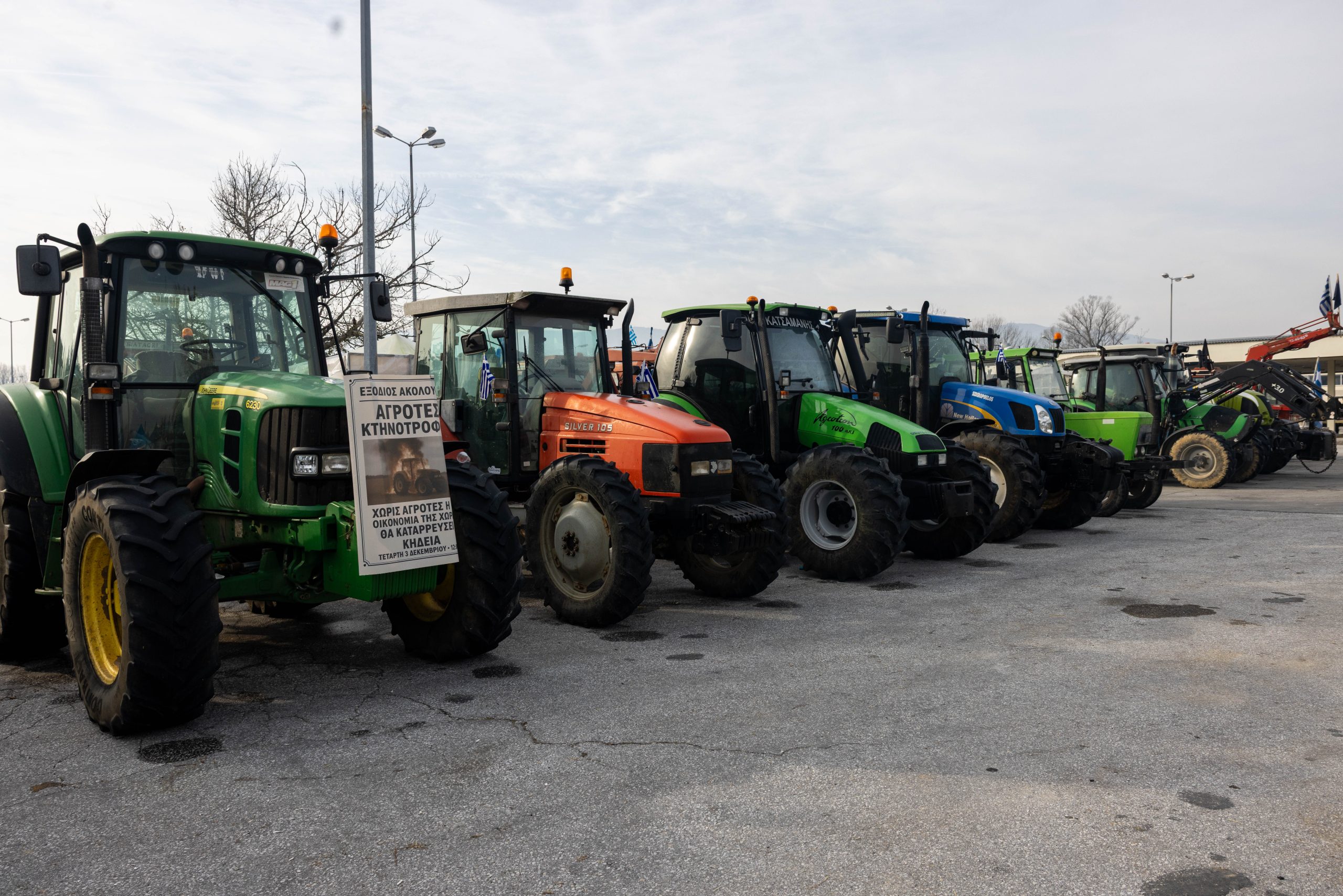 Μπλόκα, ανοιχτά διόδια και «όχι» στον διάλογο – Στα άκρα η σύγκρουση με τους αγρότες