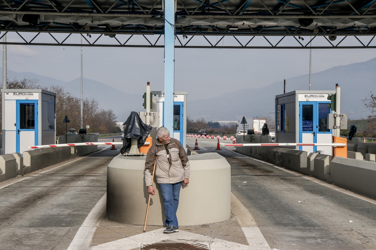 Παραμένουν στους δρόμους οι αγρότες: Μπλόκα με «άνοιγμα» για τους εκδρομείς των Χριστουγέννων
