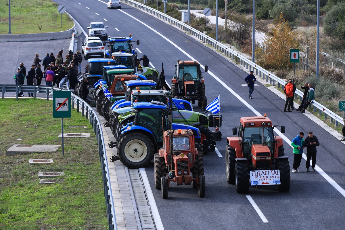 Αγροτικά μπλόκα: Απαντήσεις της ΕΛ.ΑΣ. για τις εκτροπές κυκλοφορίας – Εναλλακτικές διαδρομές στην Αθηνών-Λαμίας