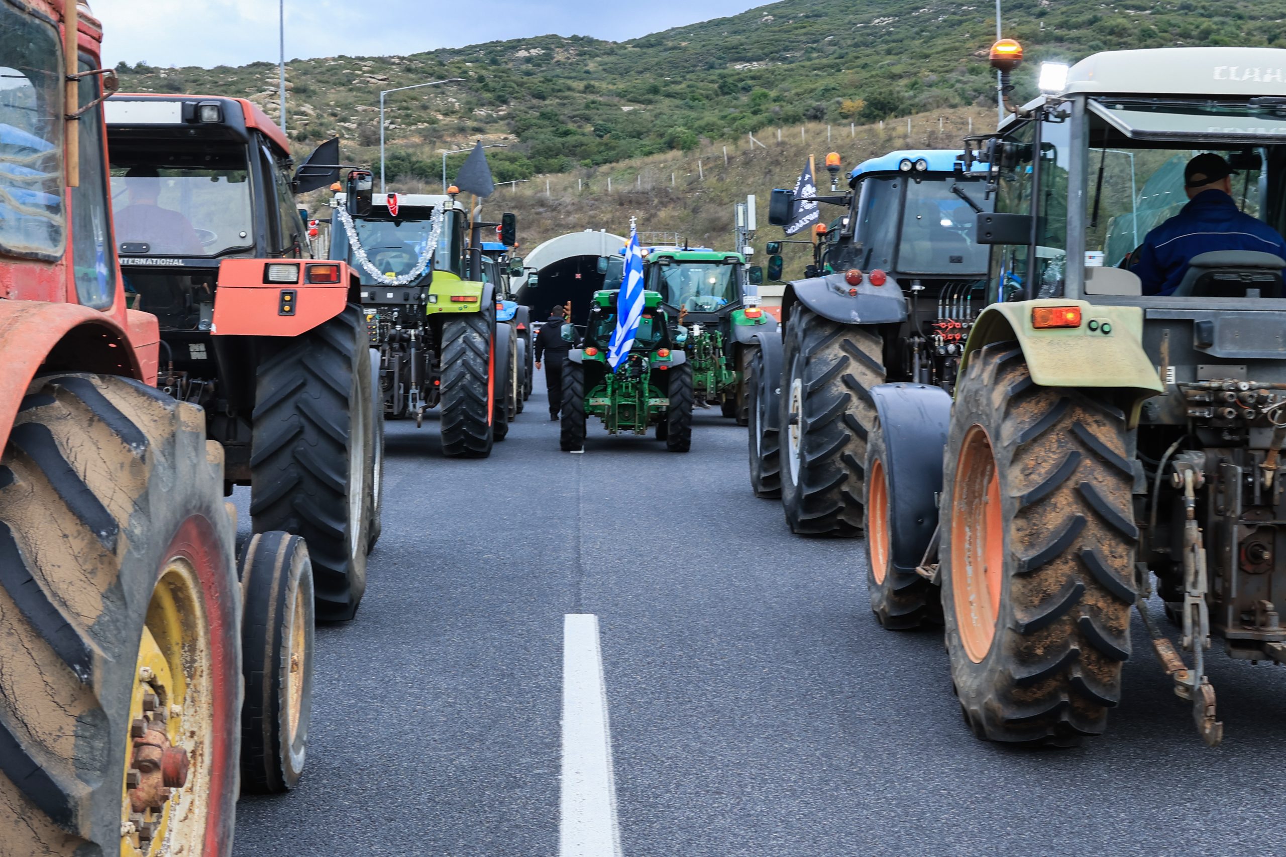 Κομμένη στα δύο η χώρα από τα αγροτικά μπλόκα: Κλειστή η Ιονία οδός – Εντείνονται οι κινητοποιήσεις