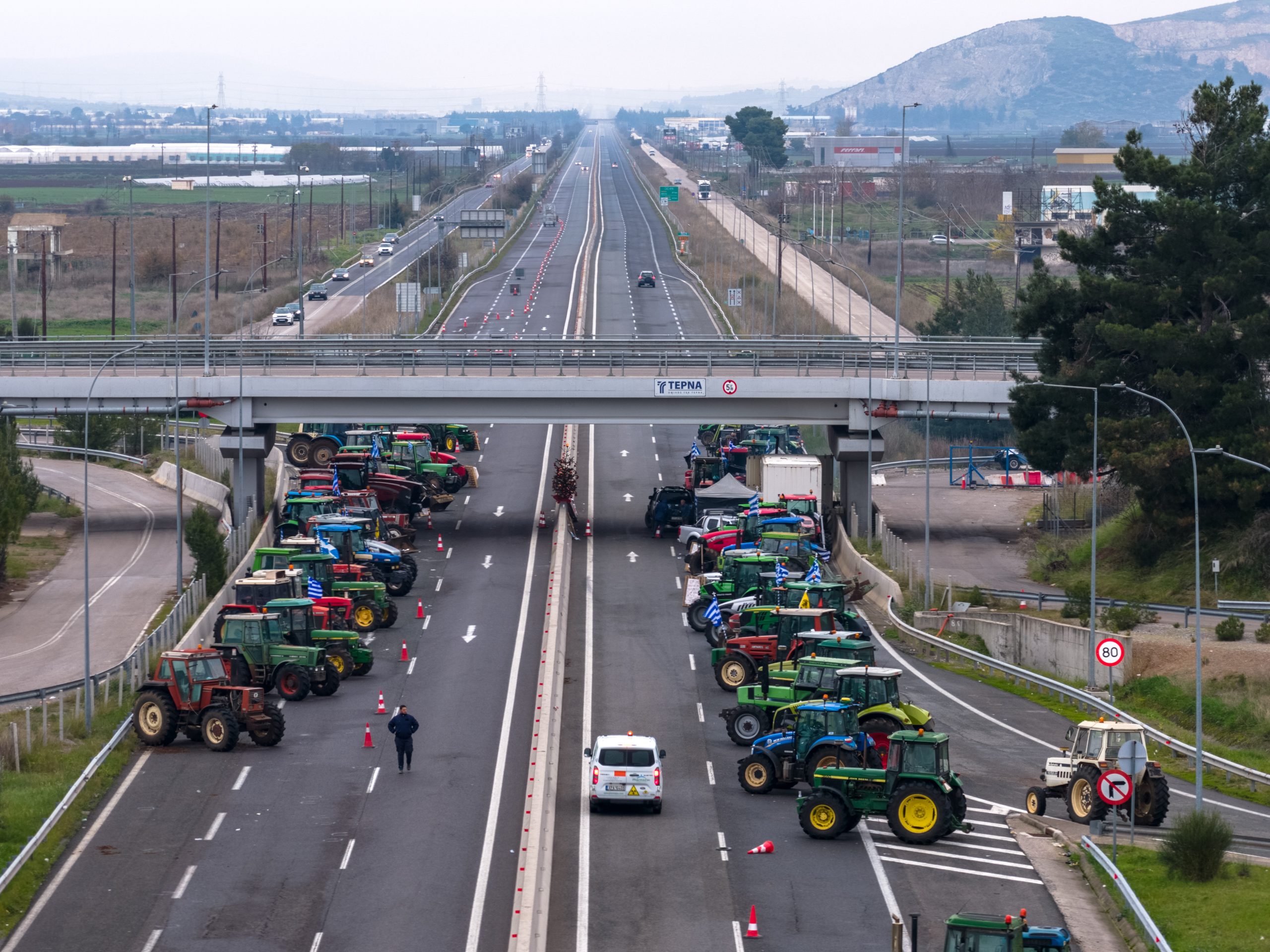 Στα μπλόκα γιόρτασαν τα Χριστούγεννα οι αγρότες – Πιθανή νέα συνέλευση την Κυριακή