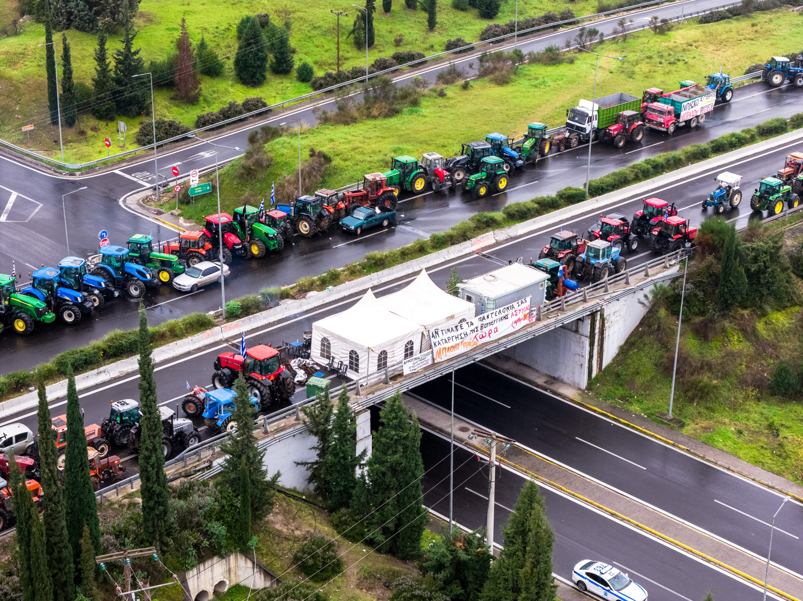 Σε στάση αναμονής οι αγρότες – Κρίσιμη σύσκεψη αύριο στο μπλόκο της Νίκαιας