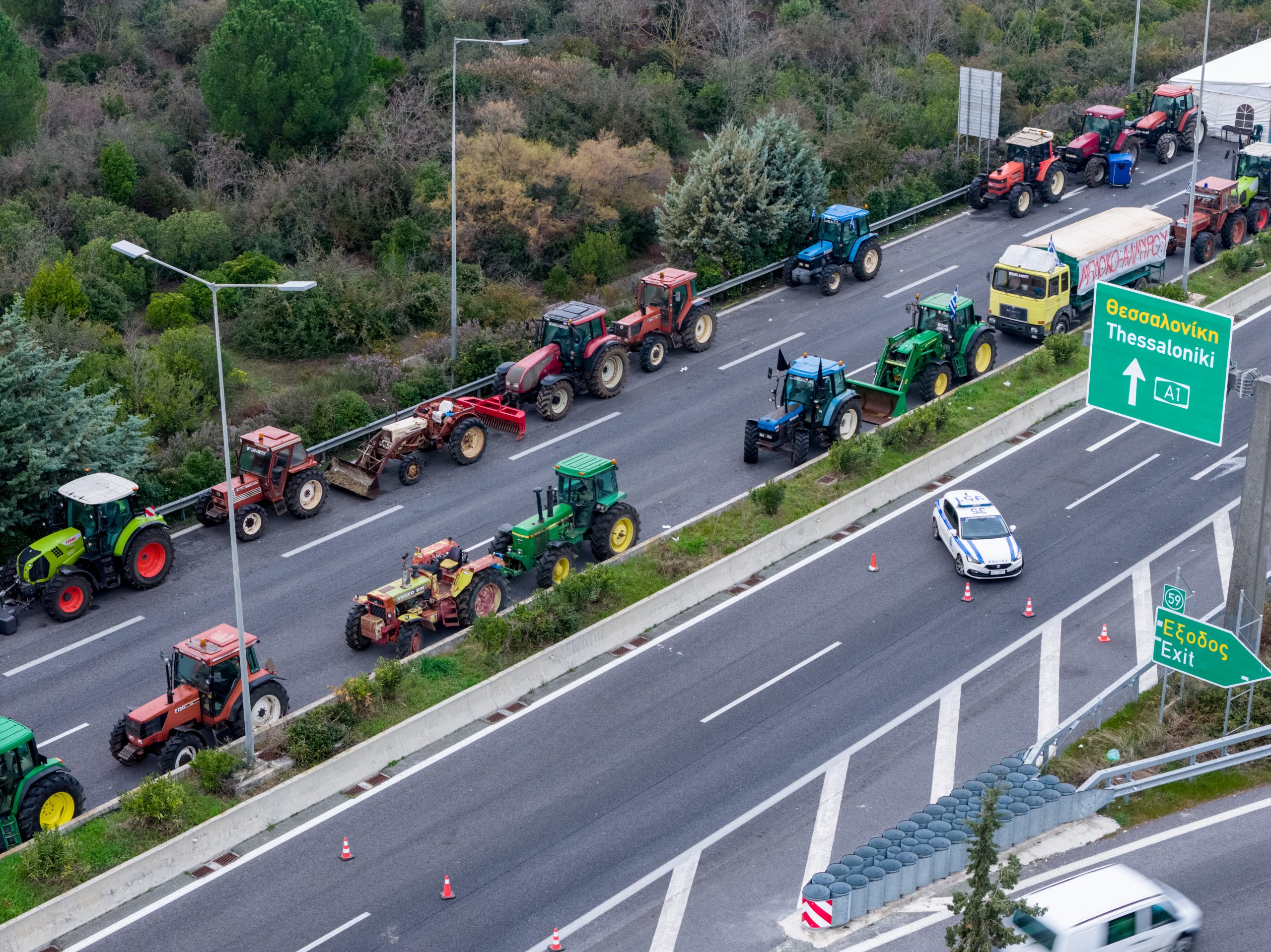 Κορυφώνεται η έξοδος των εκδρομέων για τα Χριστούγεννα – Βελτιωμένη κυκλοφορία παρά τα αγροτικά μπλόκα