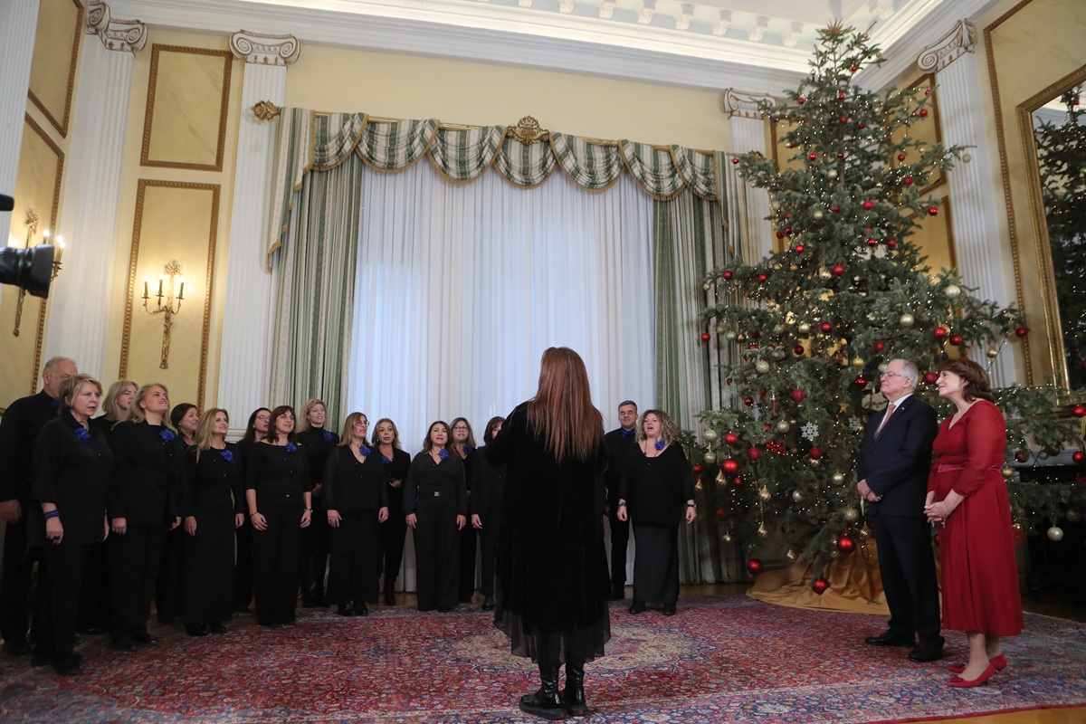 Κάλαντα στον Πρόεδρο της Δημοκρατίας: Παραδοσιακές μελωδίες πλημμύρισαν το Προεδρικό Μέγαρο