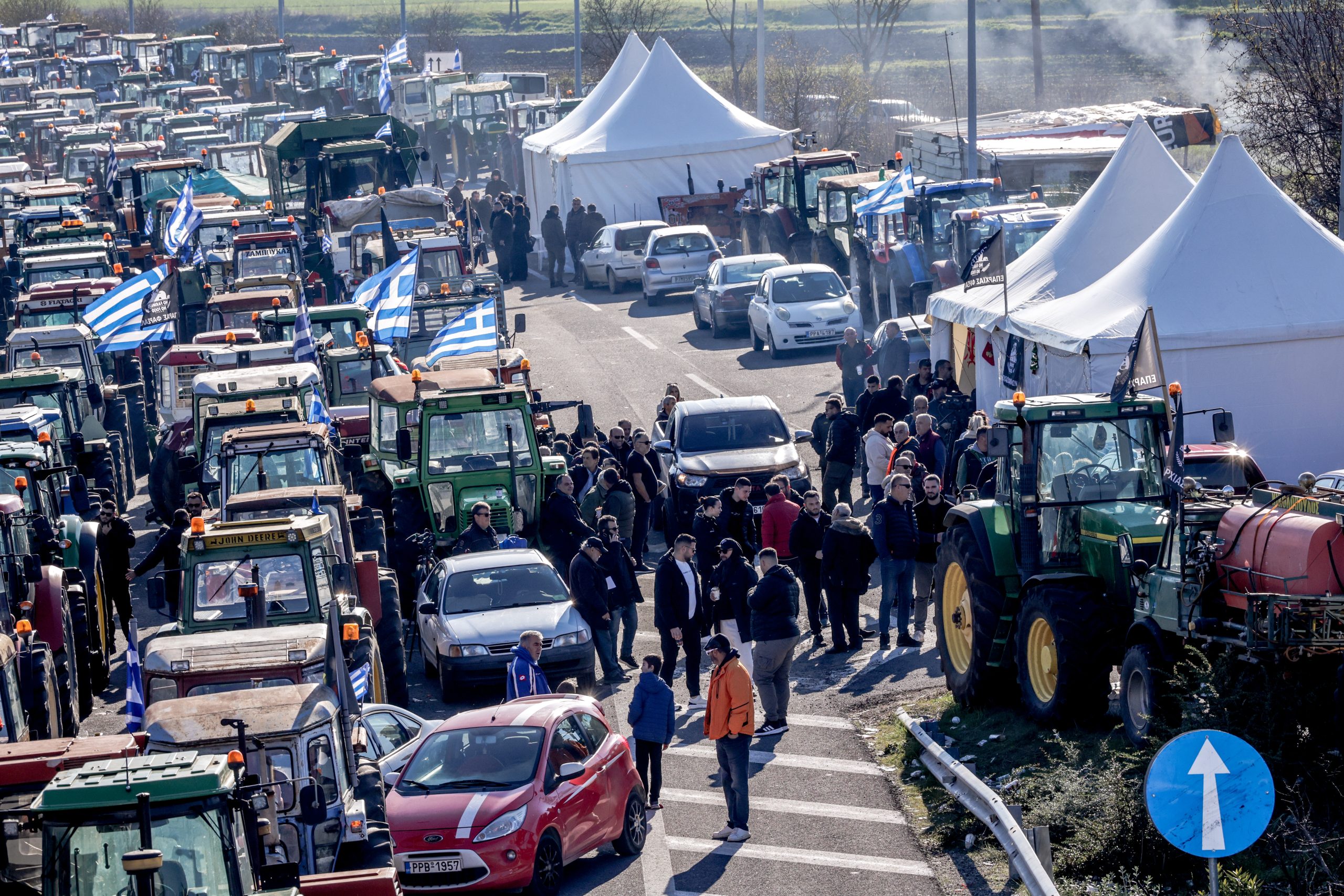 Σε θέση μάχης οι αγρότες: Πανελλαδικά μπλόκα, αποκλεισμοί και μήνυμα πίεσης προς το Μαξίμου