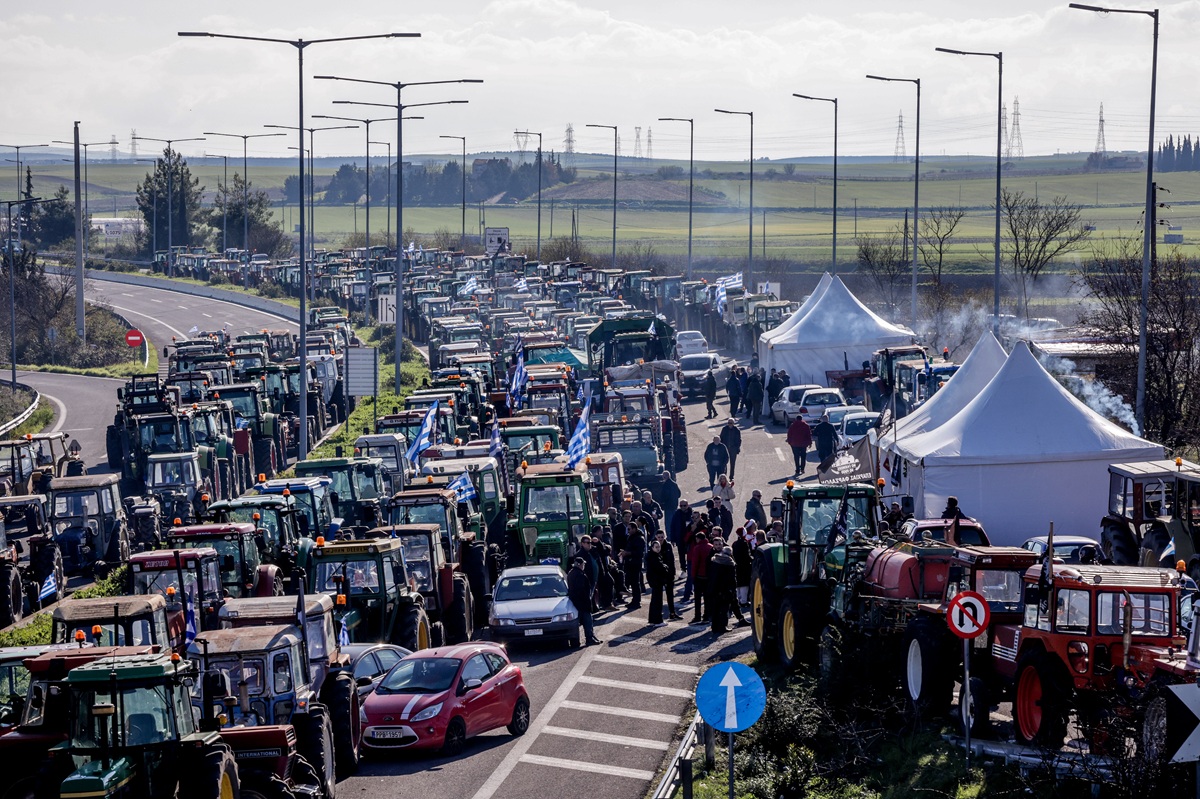Μπλόκα αγροτών: «Κόβεται» στα δύο η χώρα τη Δευτέρα – Το ρήγμα μεταξύ «σκληρών» και «διαπραγματευτών»