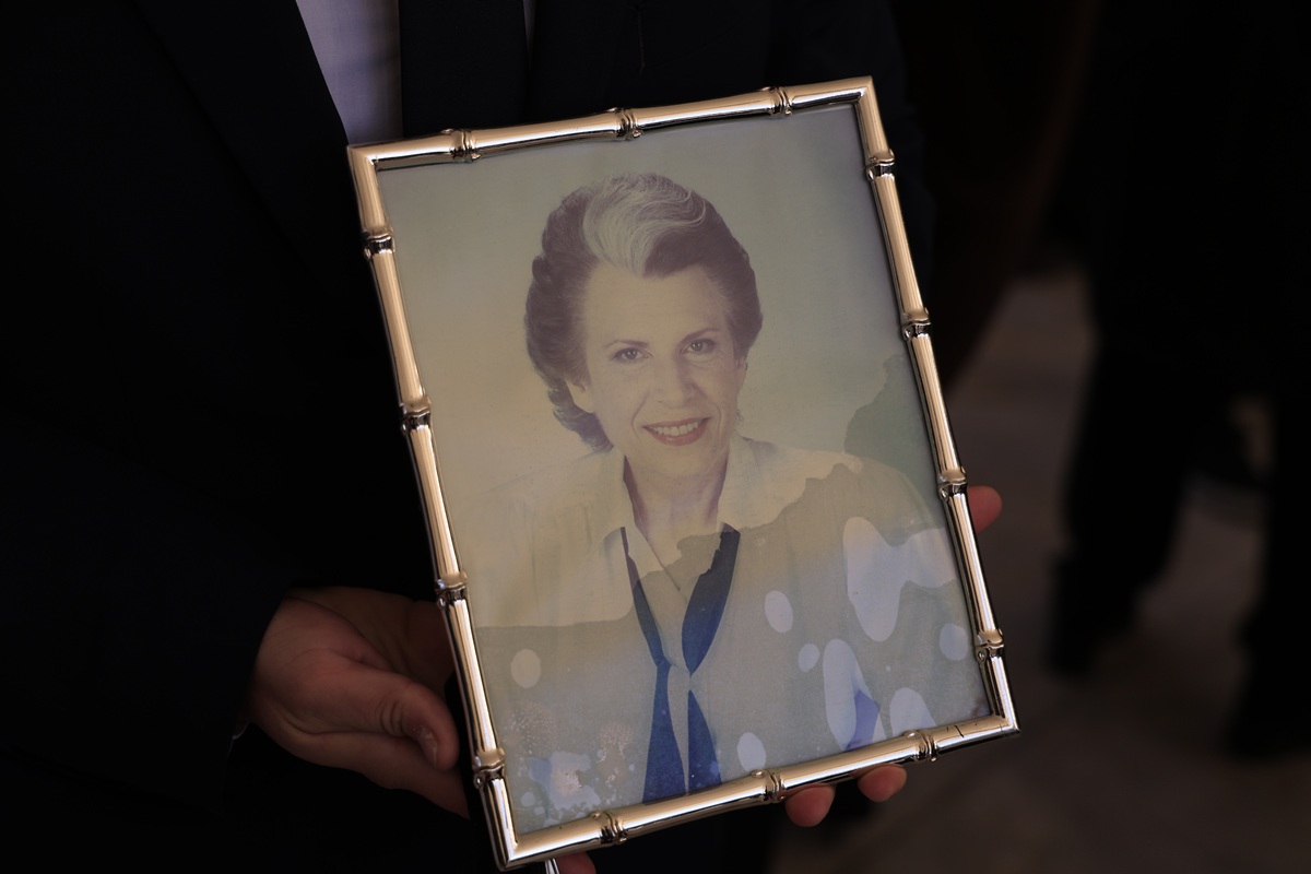 Τελευταίο «αντίο» στη Σύλβα Ακρίτα: Πλήθος κόσμου και πολιτικών στο Α’ Νεκροταφείο